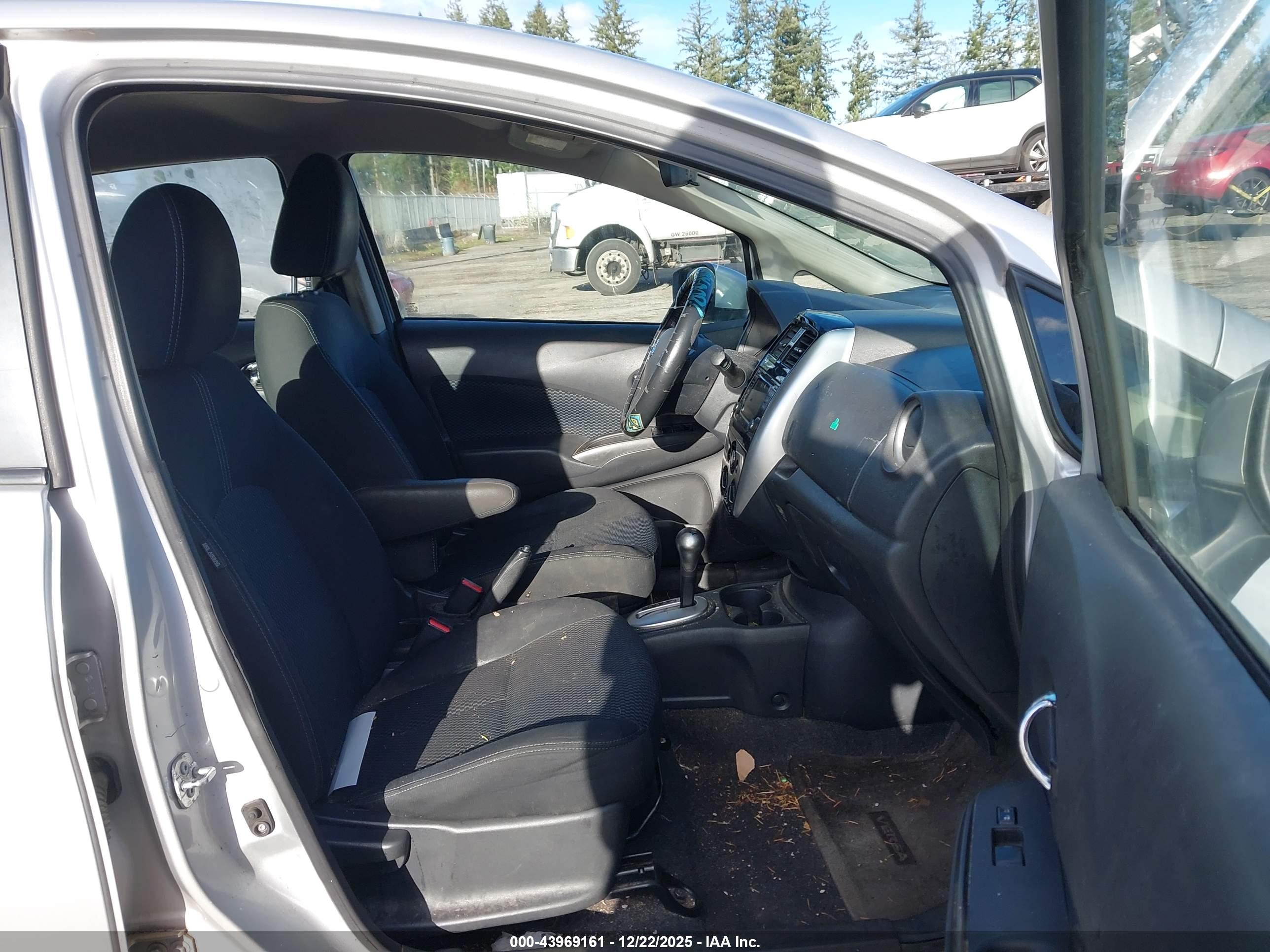 NISSAN VERSA image 5