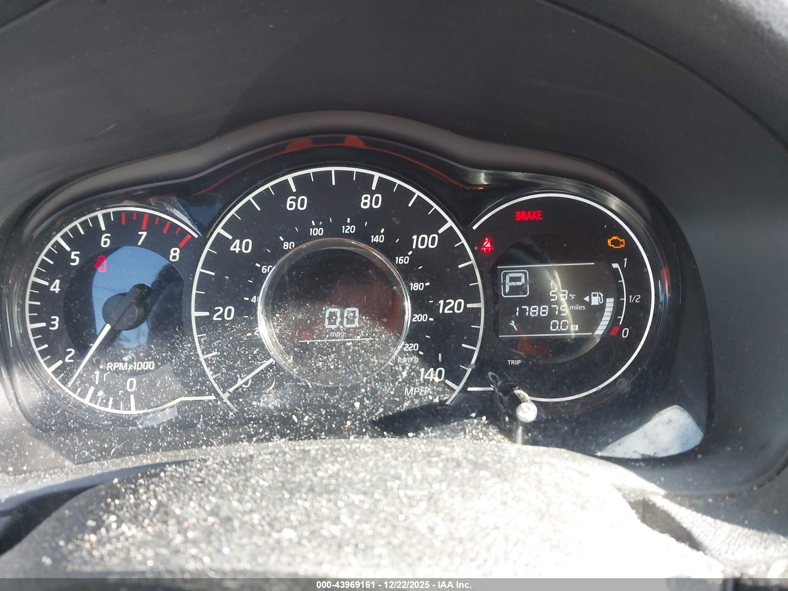 NISSAN VERSA image 7
