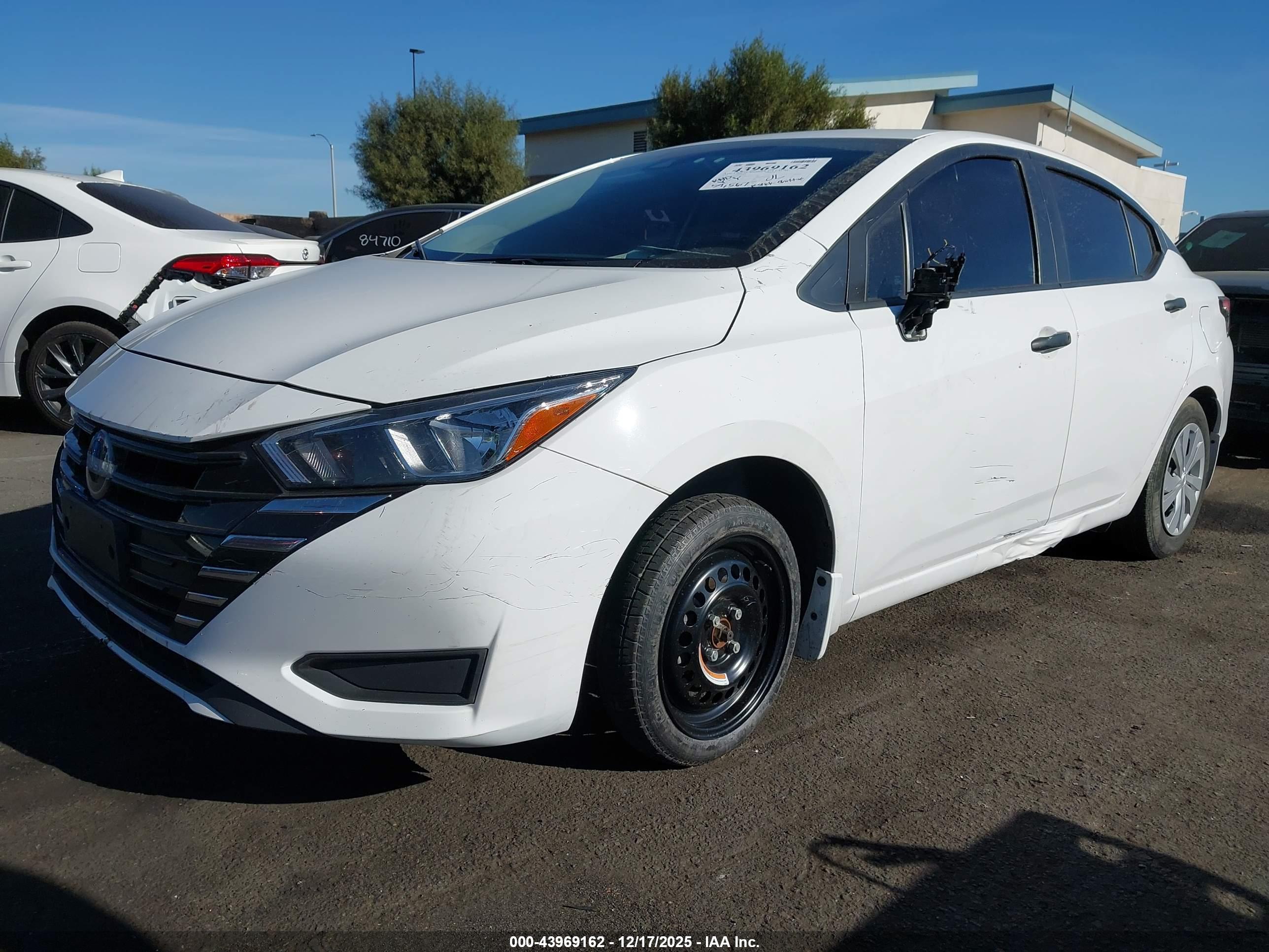 NISSAN VERSA image 2