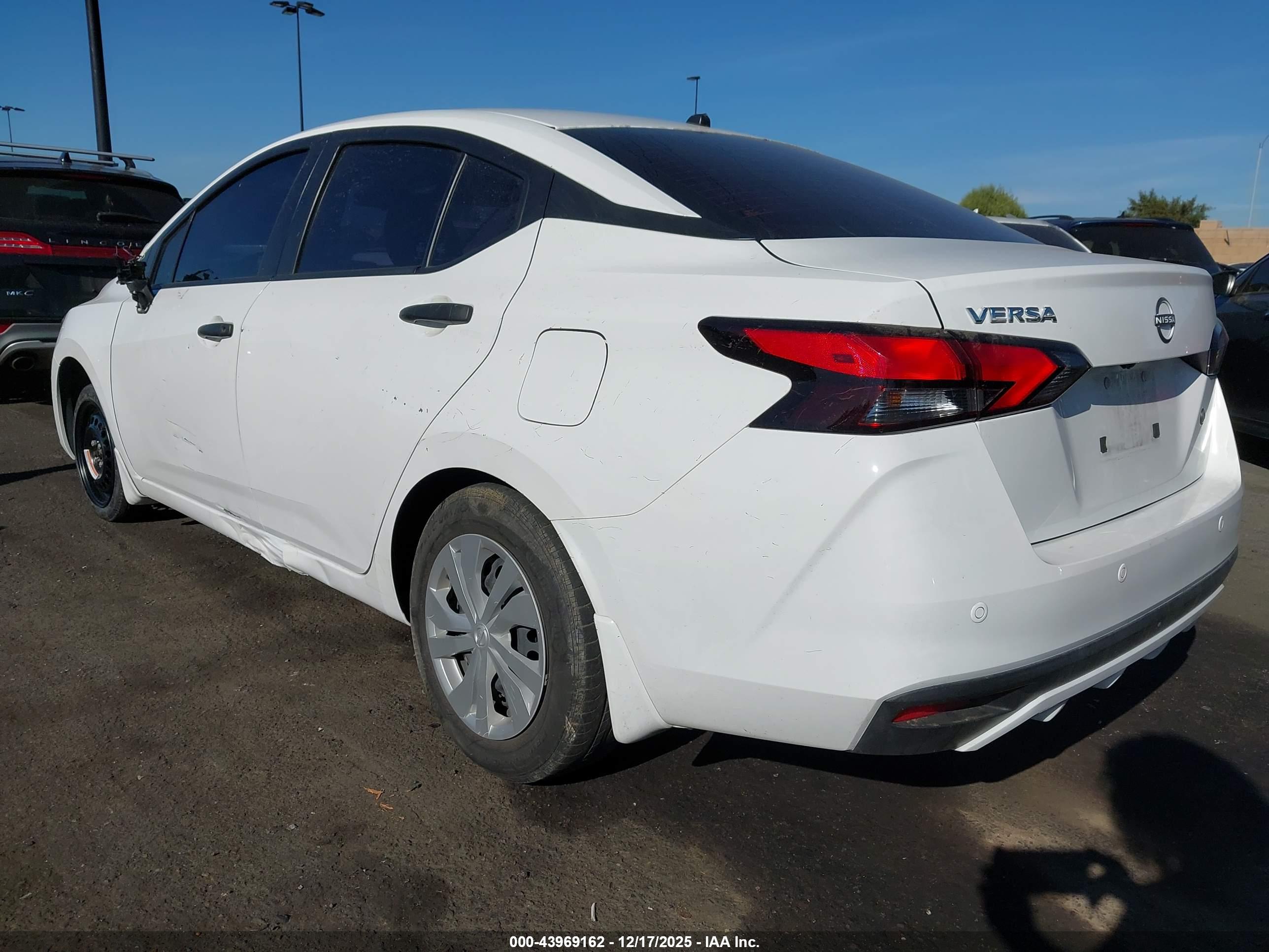 NISSAN VERSA image 3