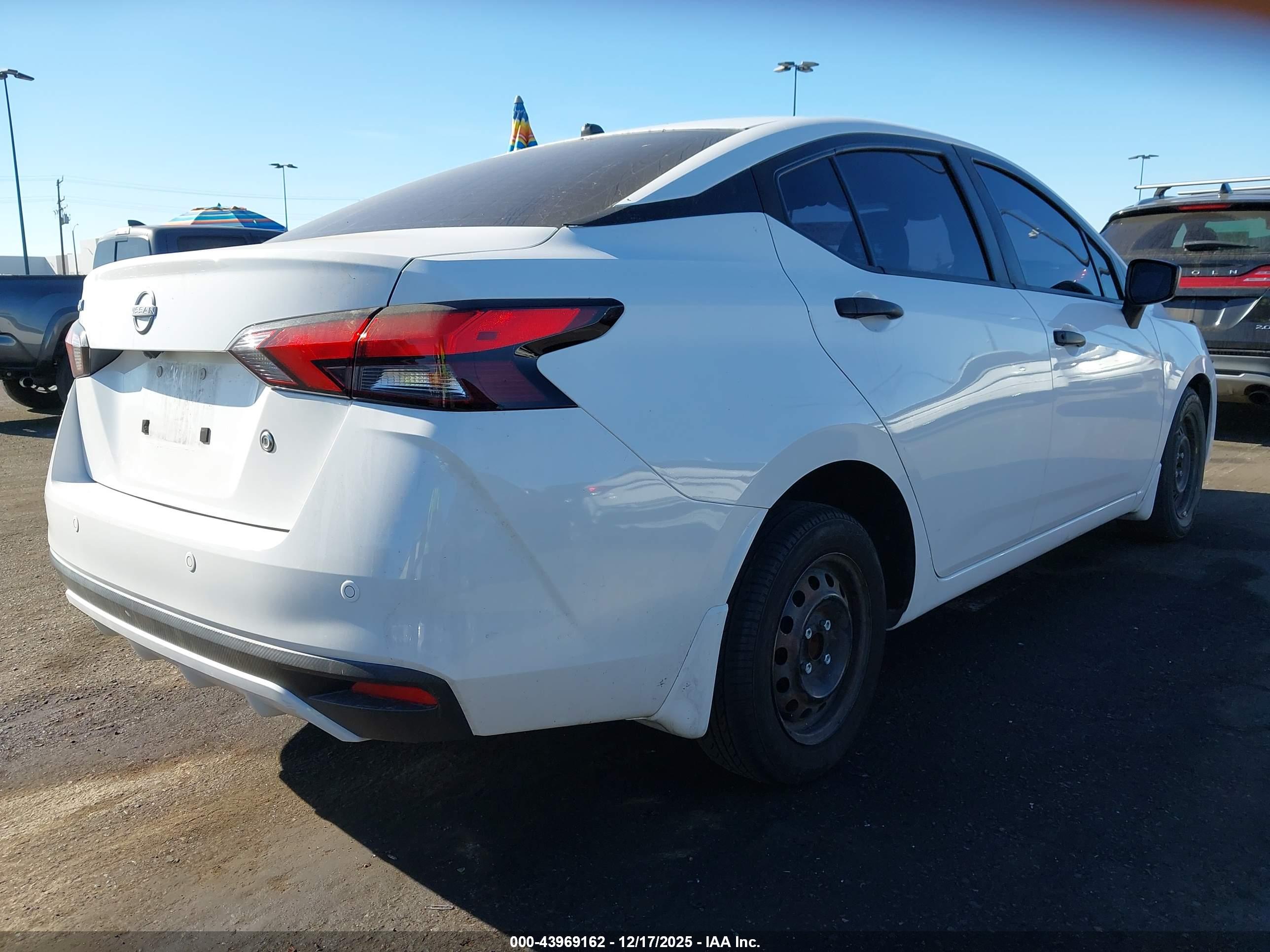 NISSAN VERSA image 4