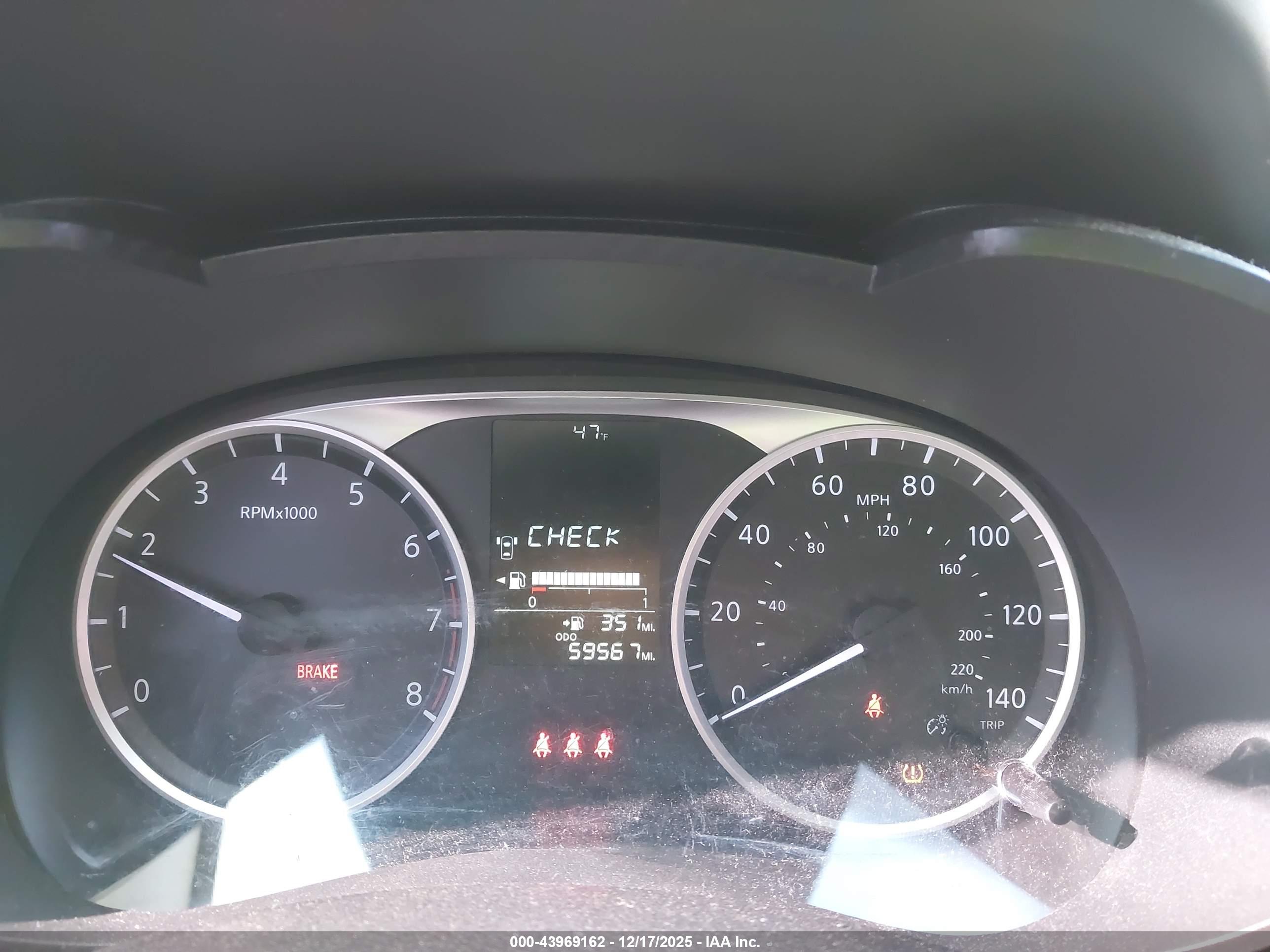 NISSAN VERSA image 7
