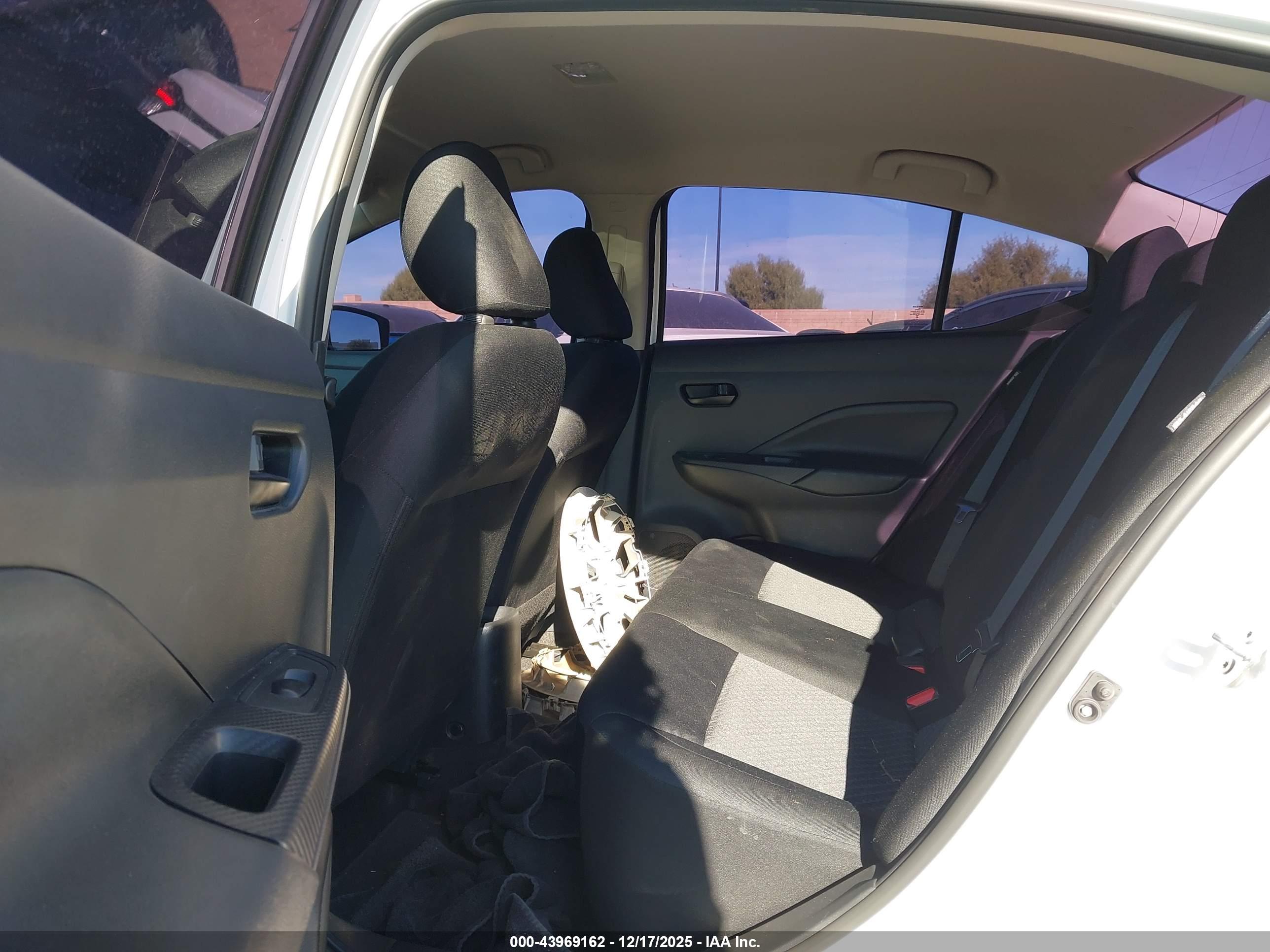 NISSAN VERSA image 8