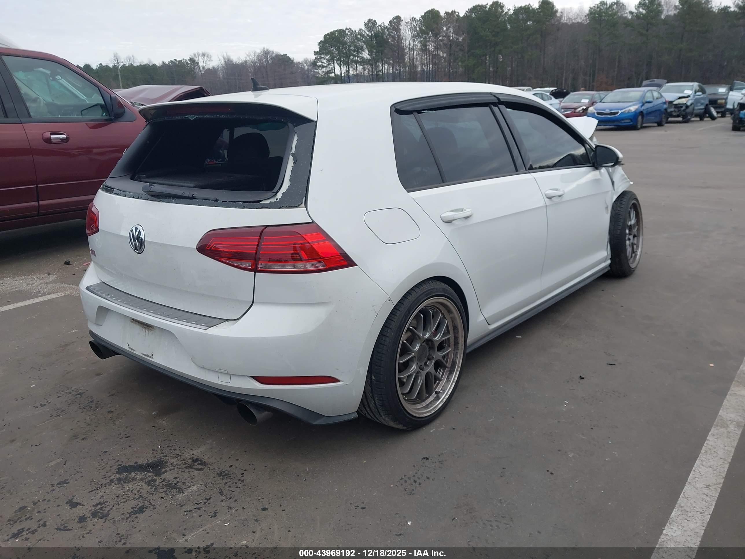 VOLKSWAGEN GOLF image 4