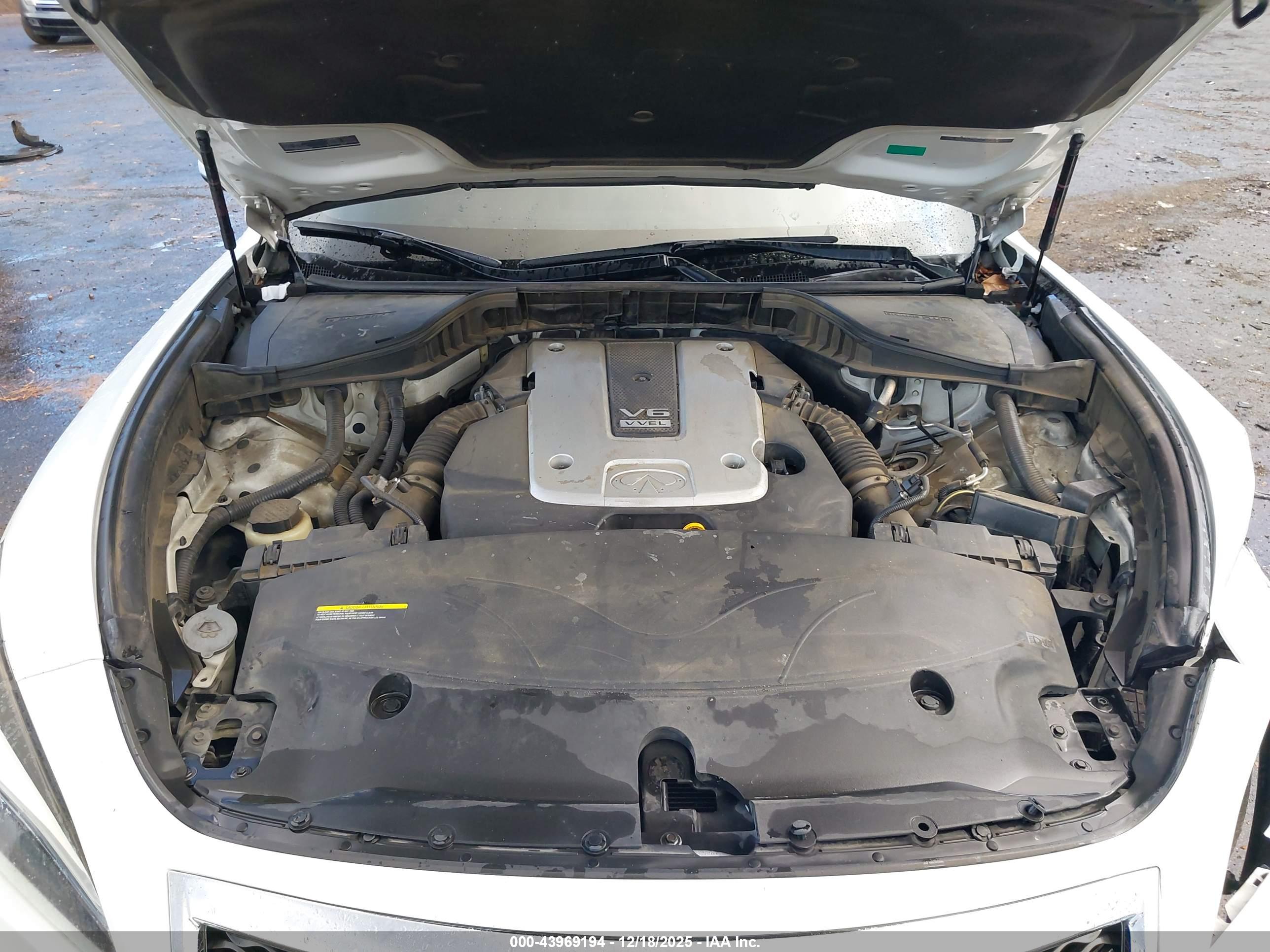 INFINITI Q70 image 10