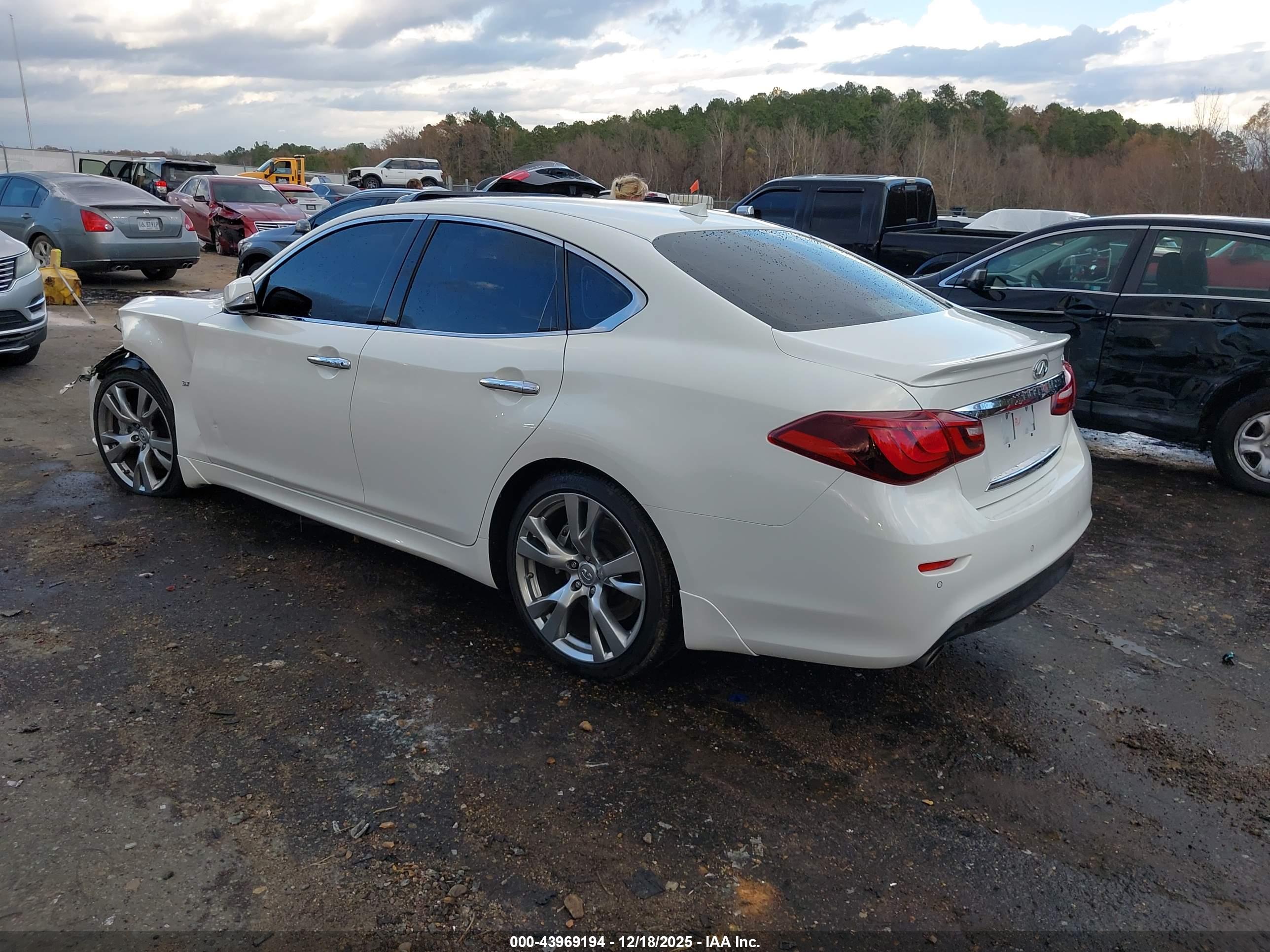 INFINITI Q70 image 3