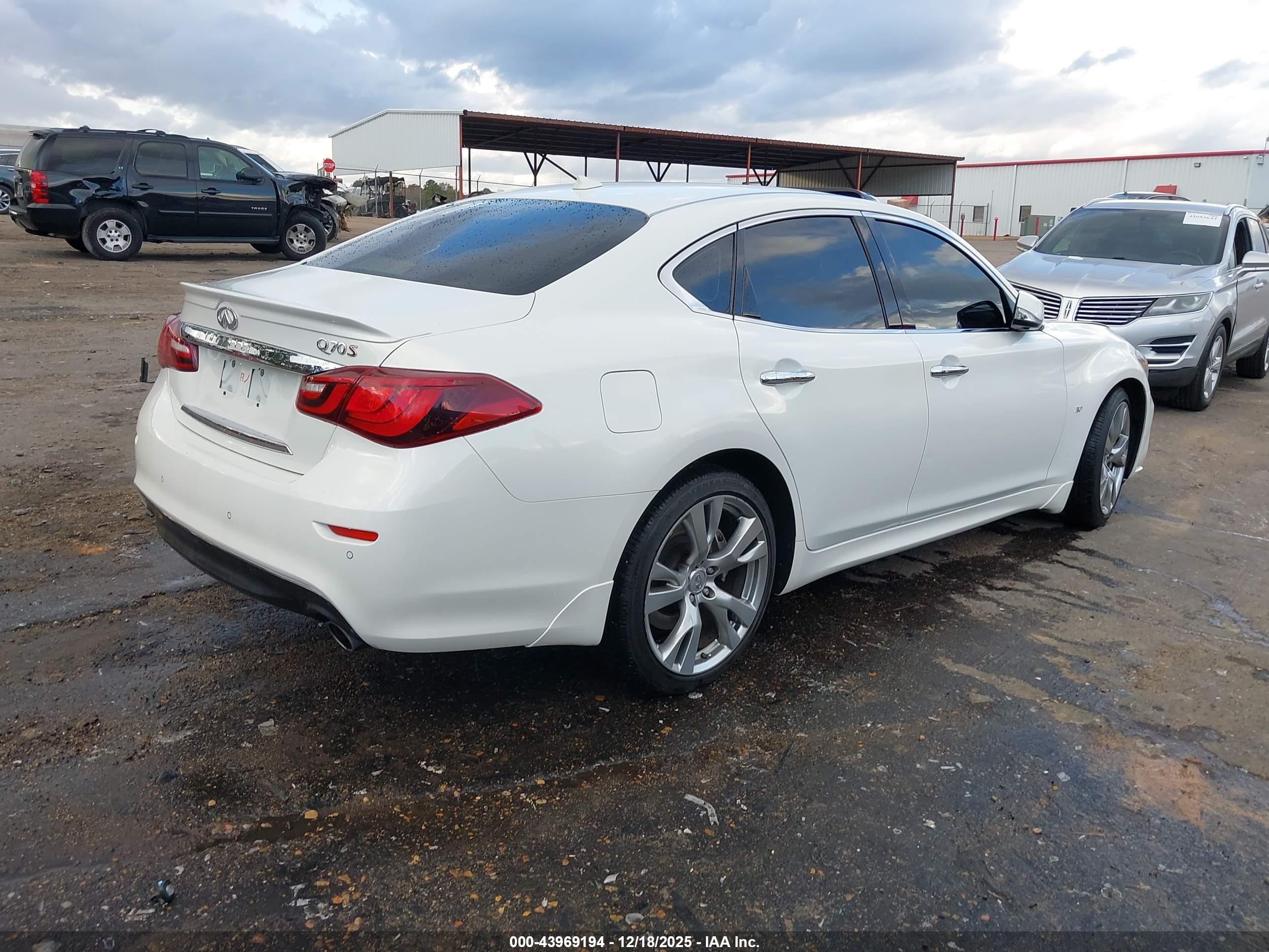 INFINITI Q70 image 4