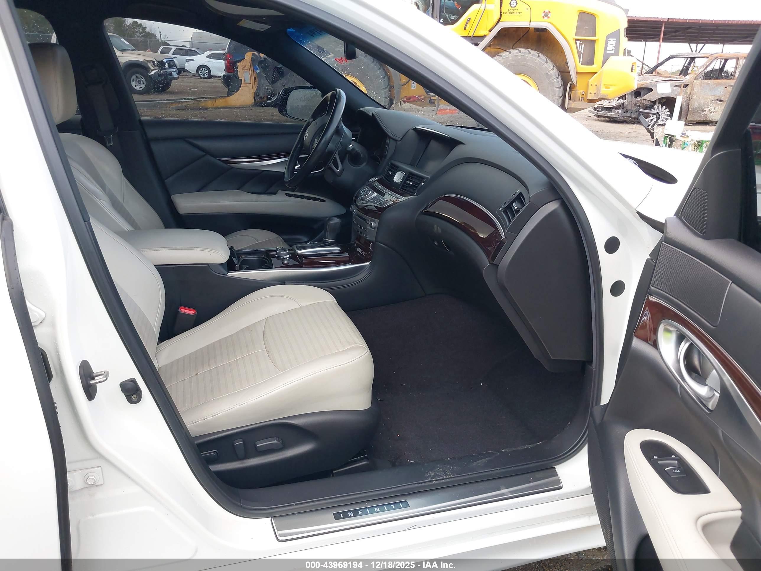 INFINITI Q70 image 5