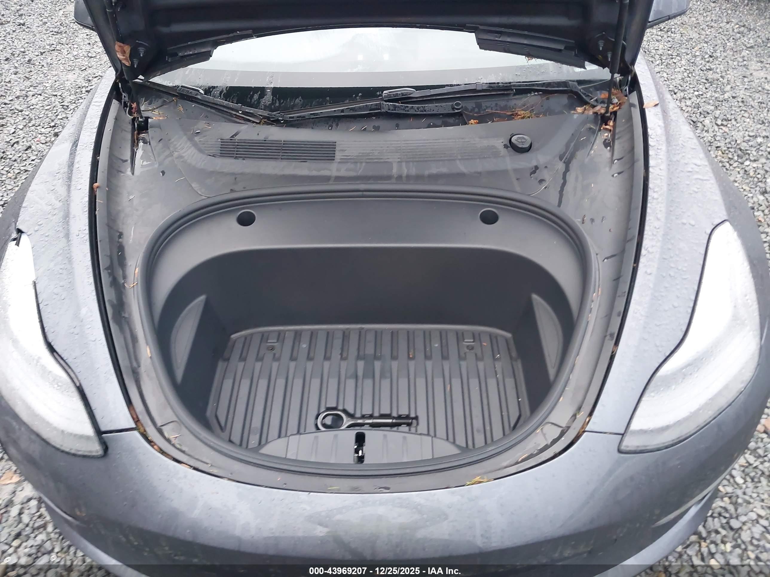 TESLA MODEL image 10
