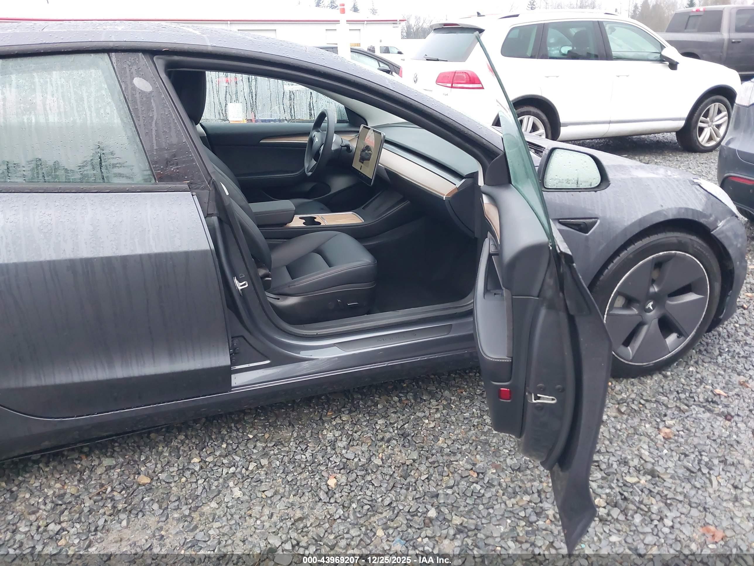 TESLA MODEL image 5