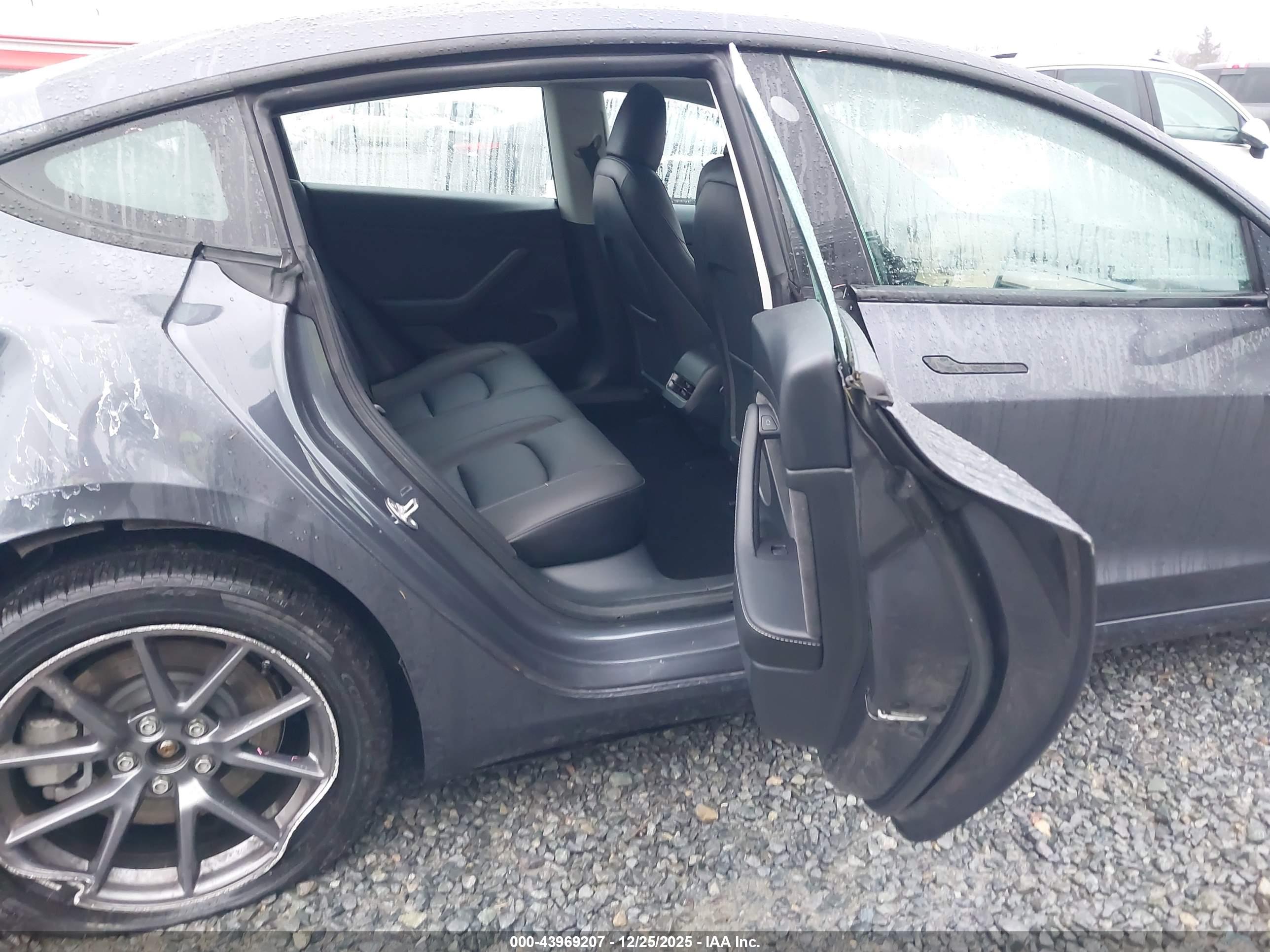 TESLA MODEL image 8