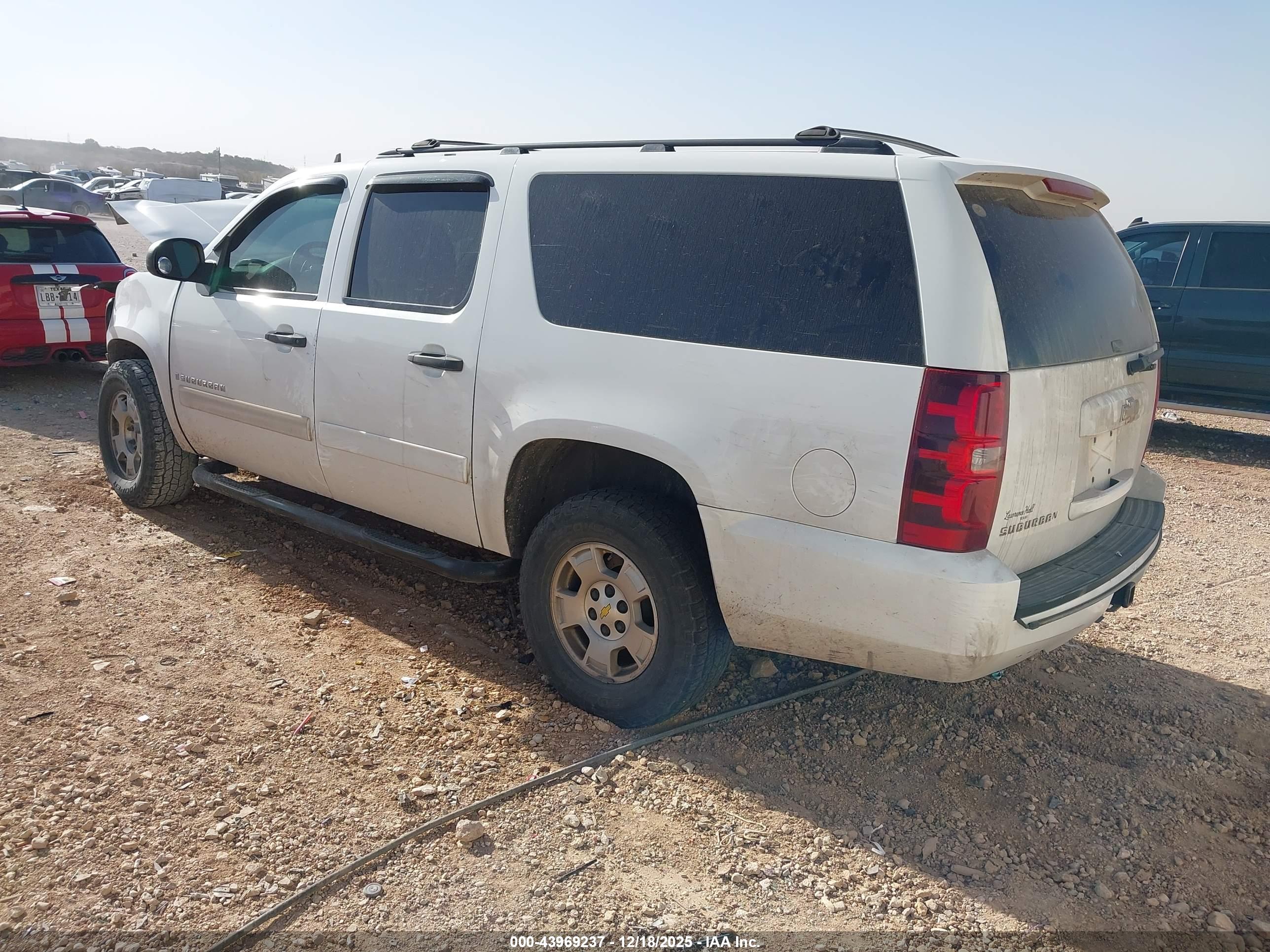 CHEVROLET SUBURBAN image 3