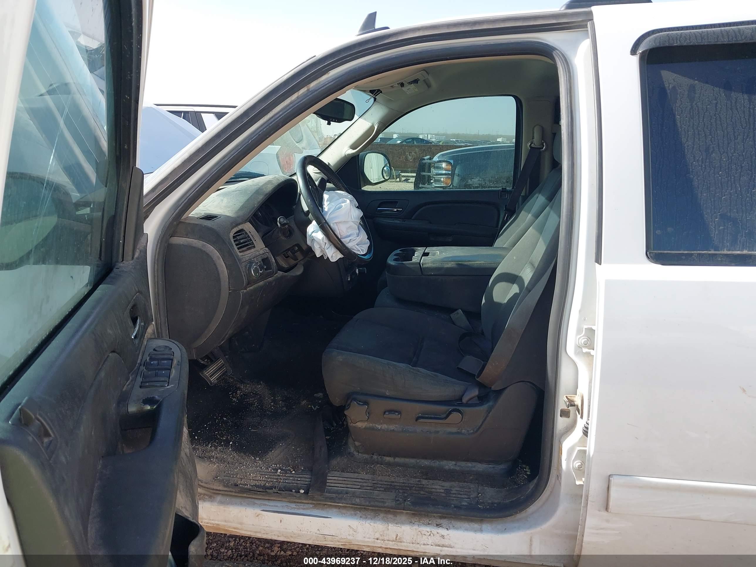 CHEVROLET SUBURBAN image 5