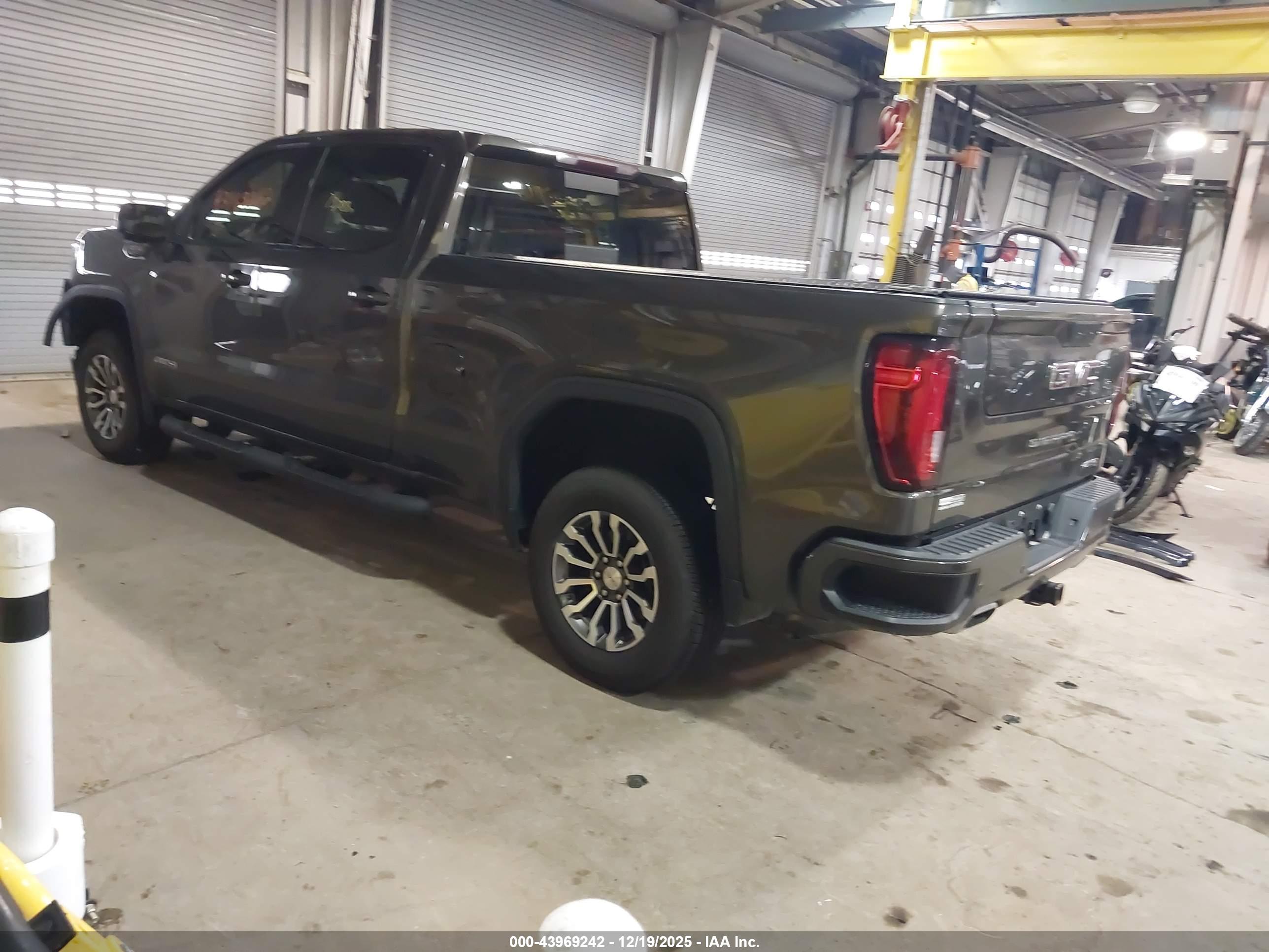 GMC SIERRA image 3