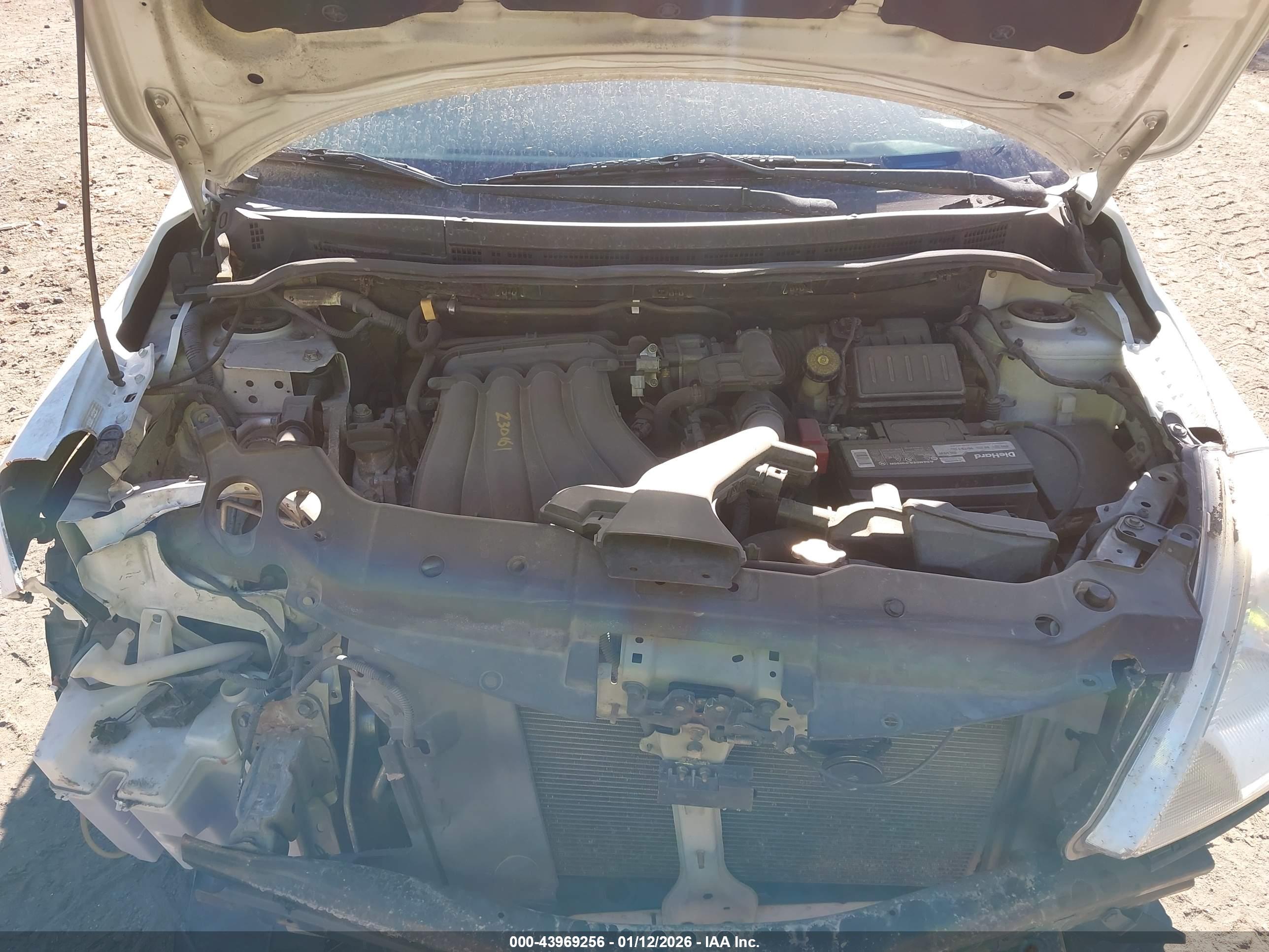 NISSAN VERSA image 10