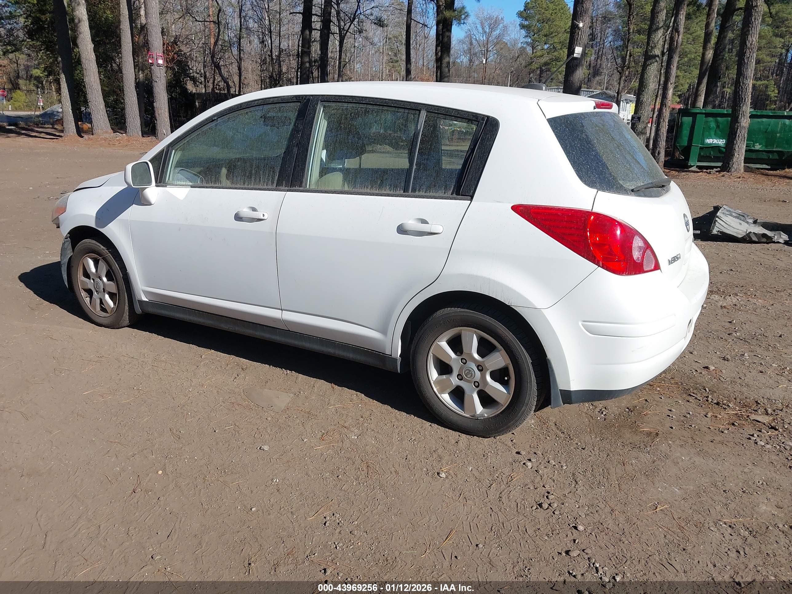 NISSAN VERSA image 3