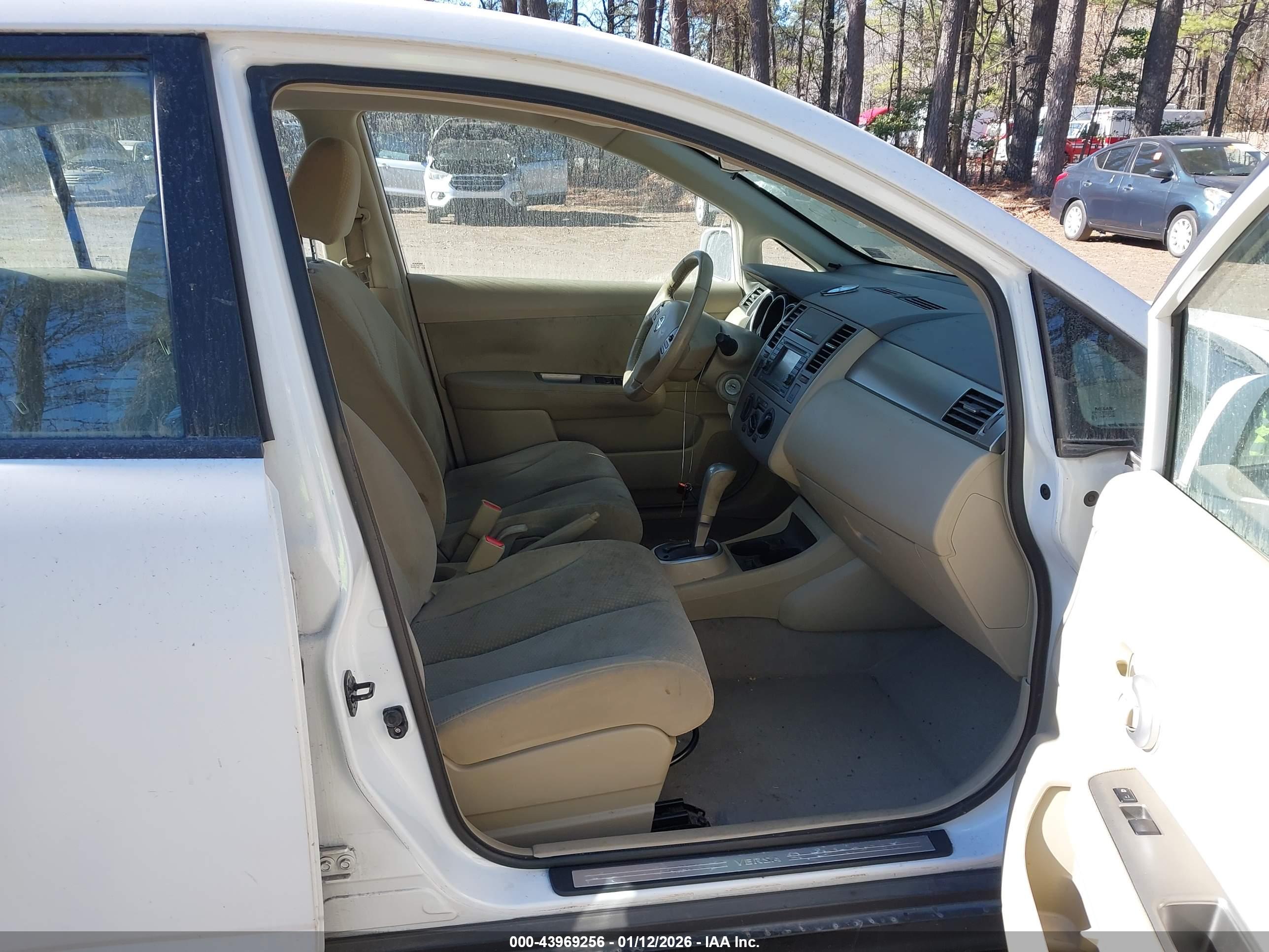 NISSAN VERSA image 5