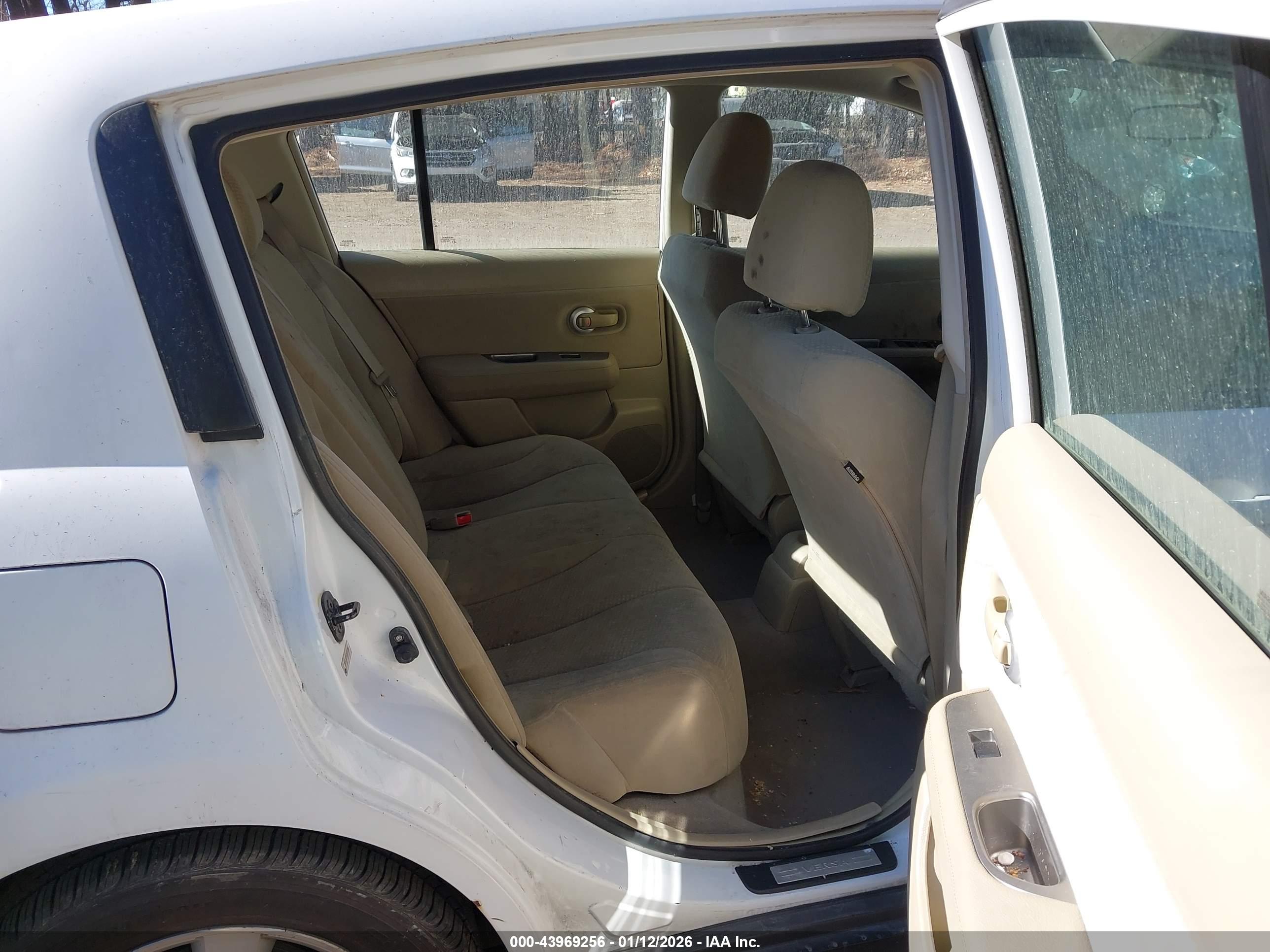NISSAN VERSA image 8