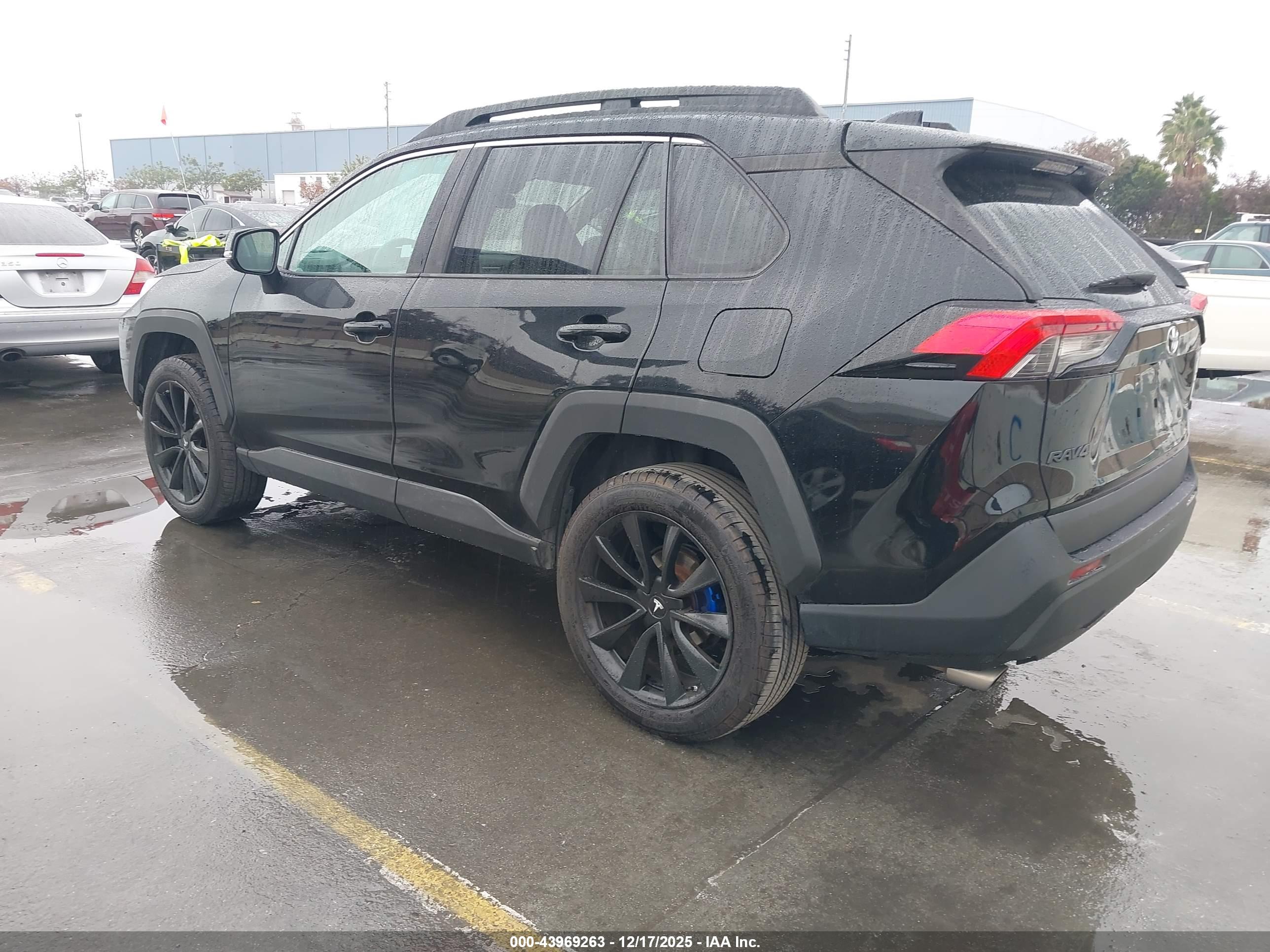 TOYOTA RAV4 image 3