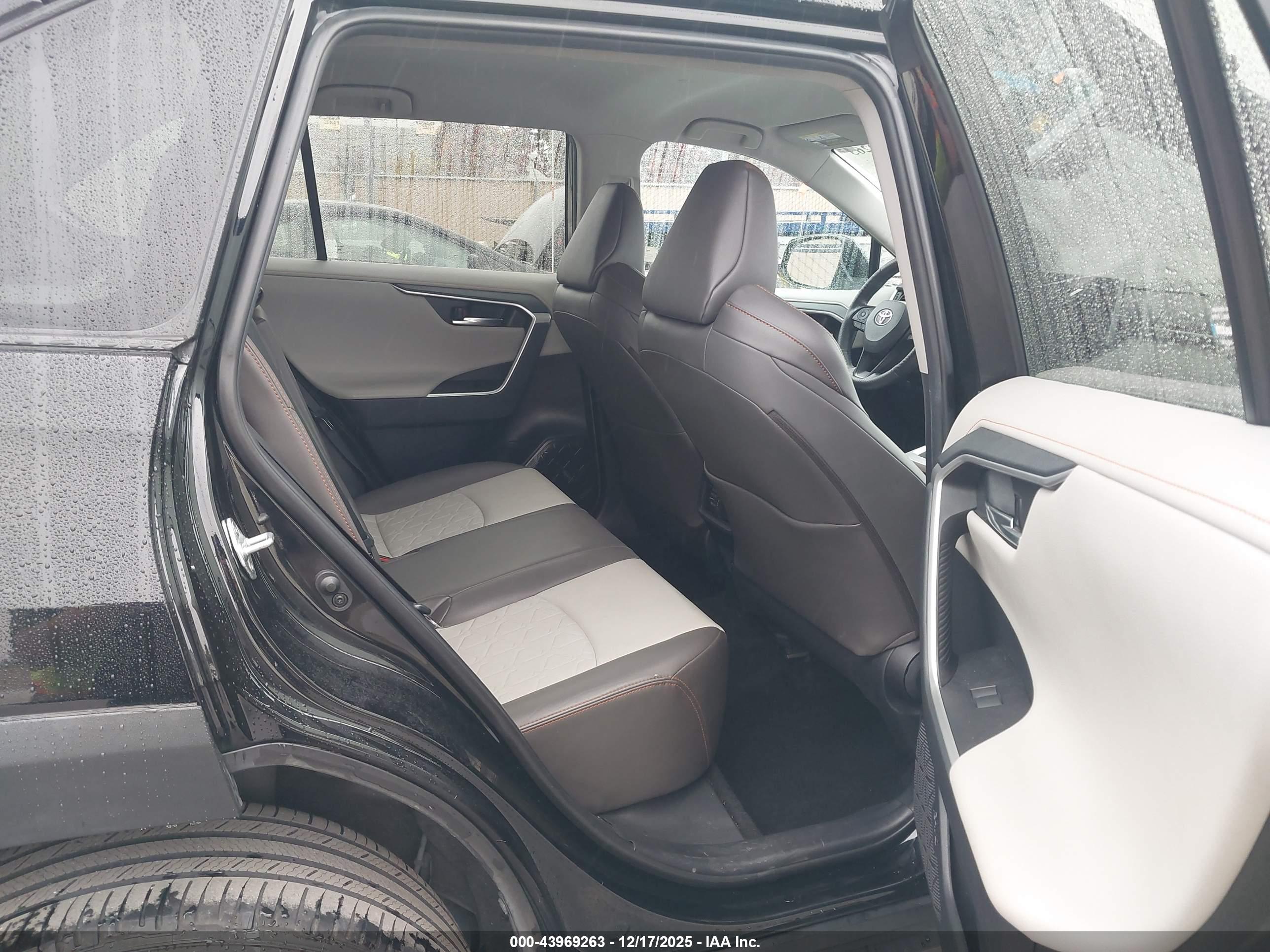 TOYOTA RAV4 image 8