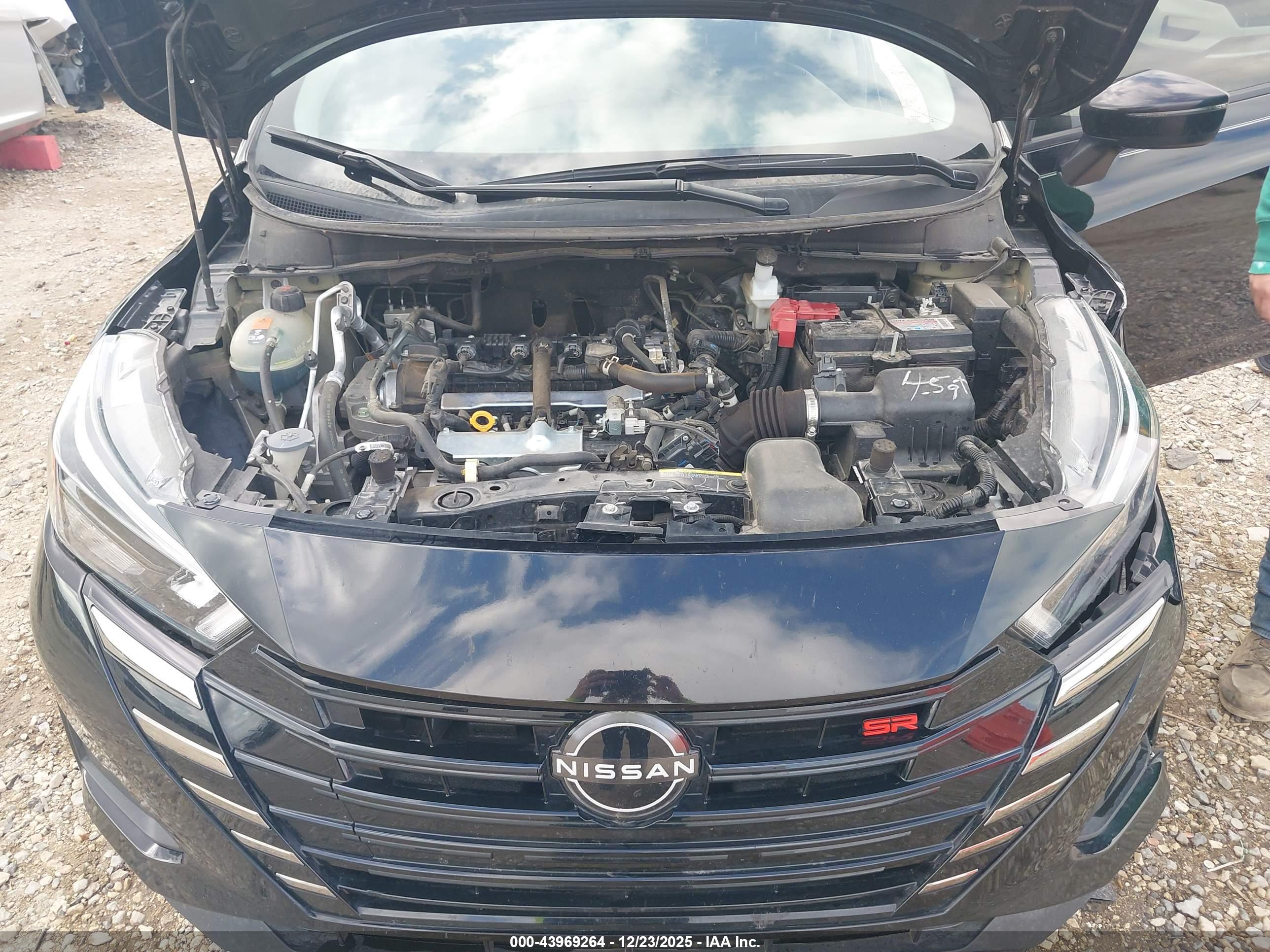 NISSAN VERSA image 10