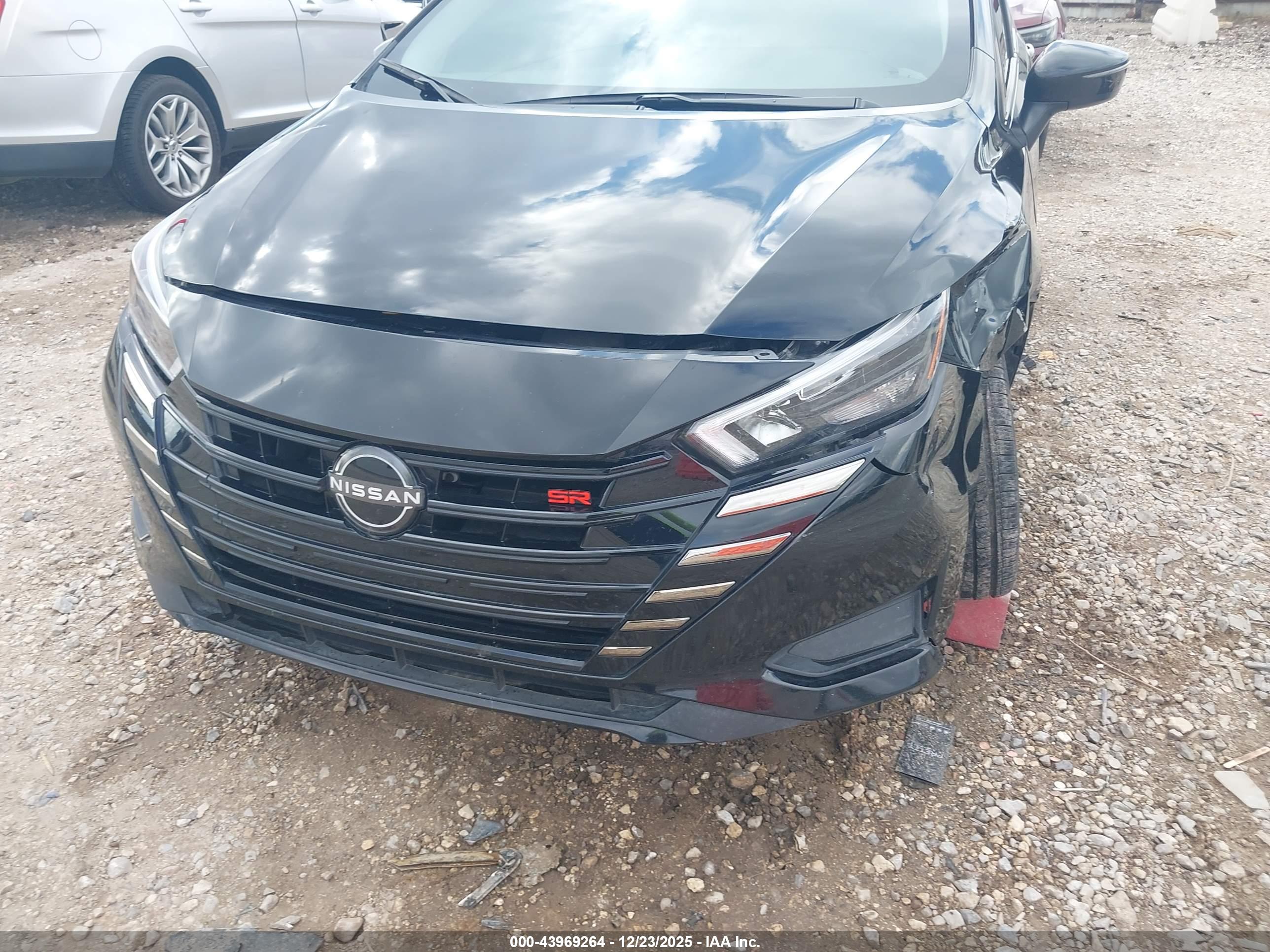 NISSAN VERSA image 6