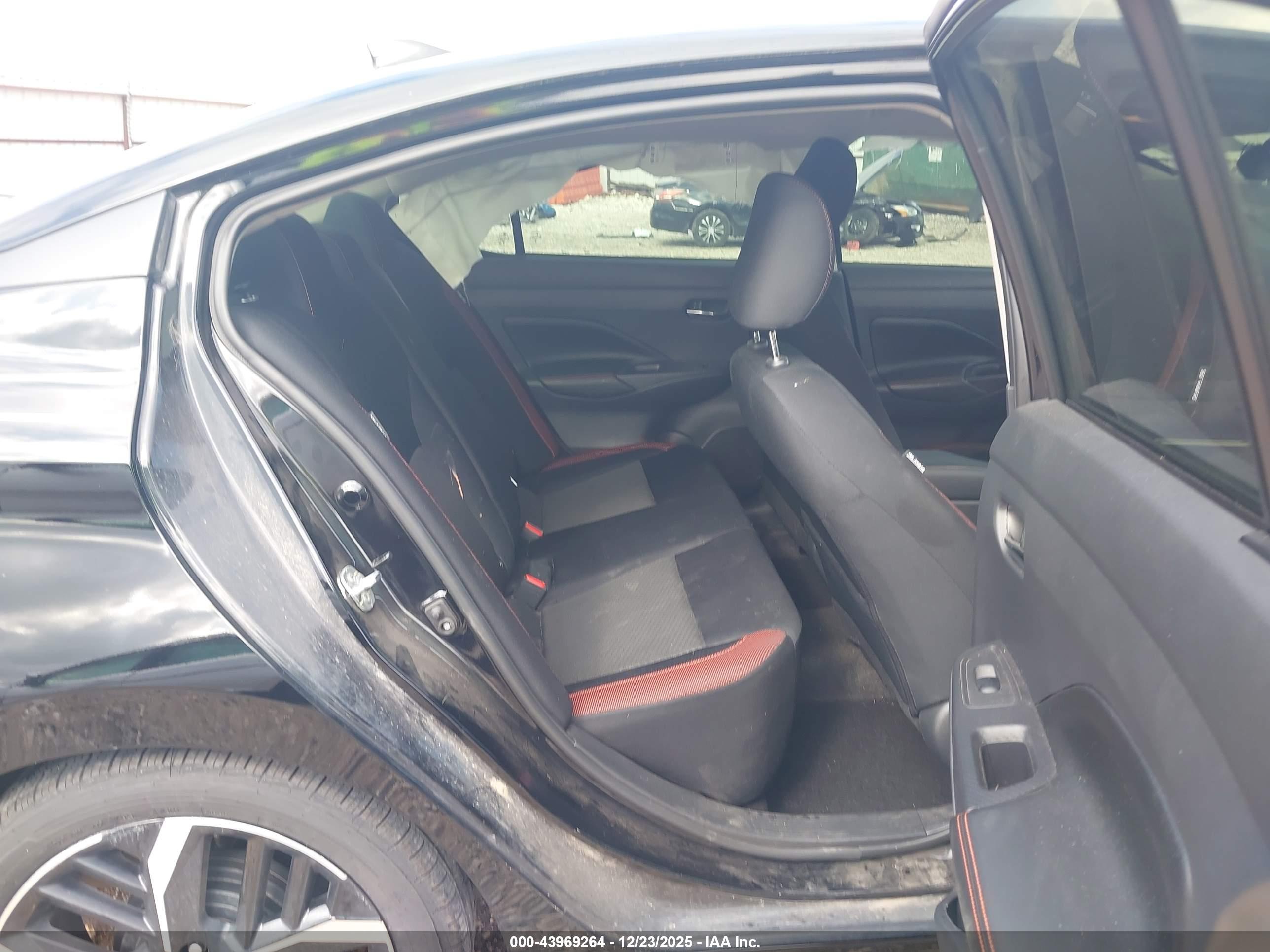 NISSAN VERSA image 8