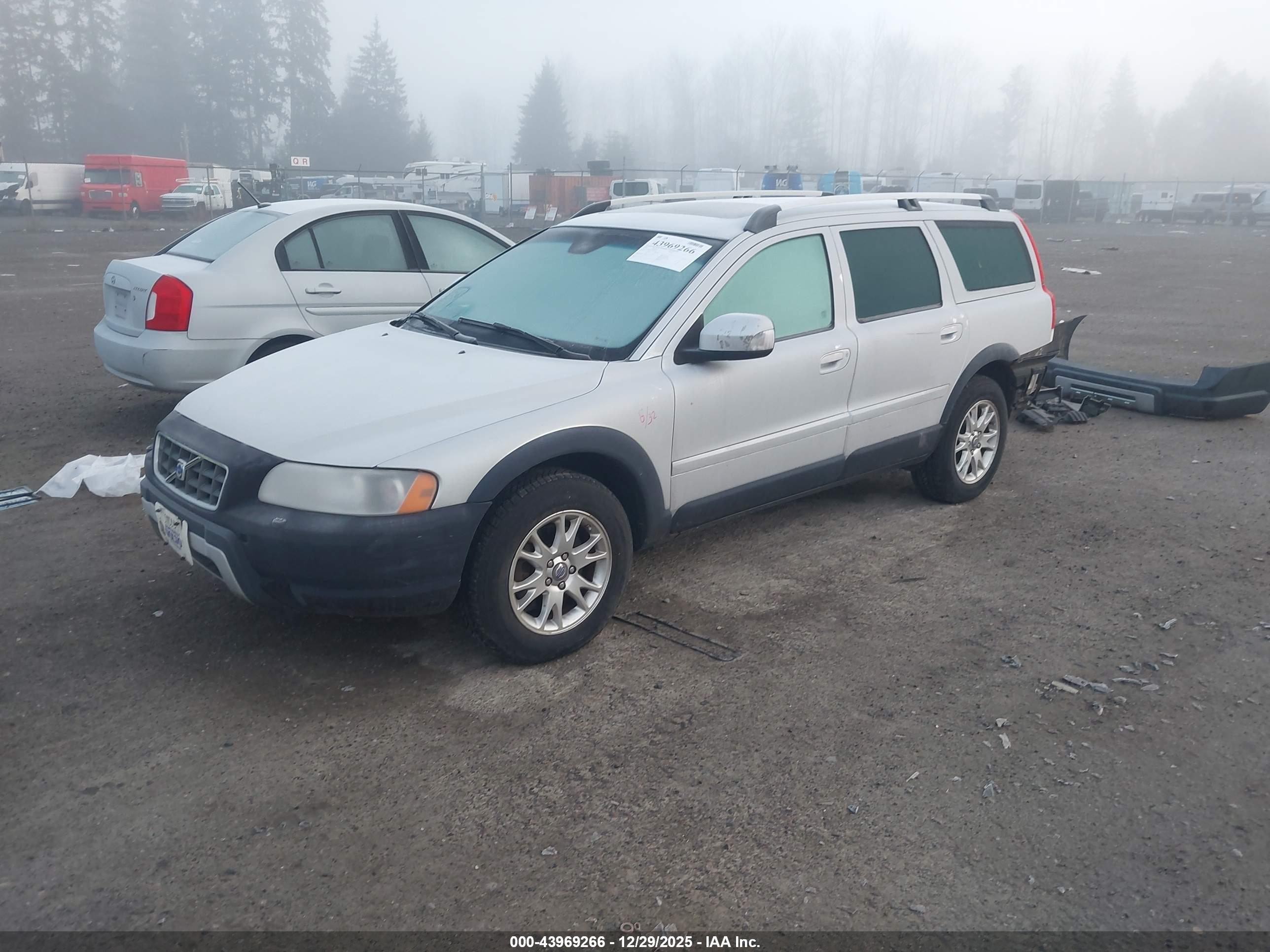 VOLVO XC70 image 2