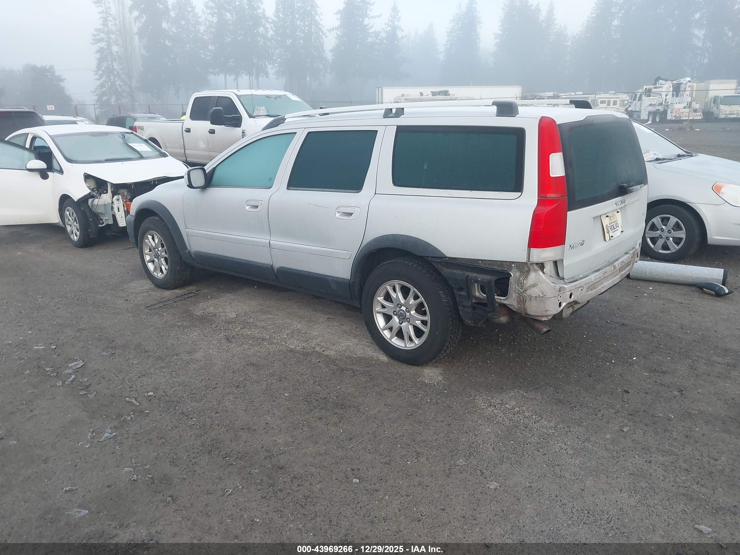 VOLVO XC70 image 3