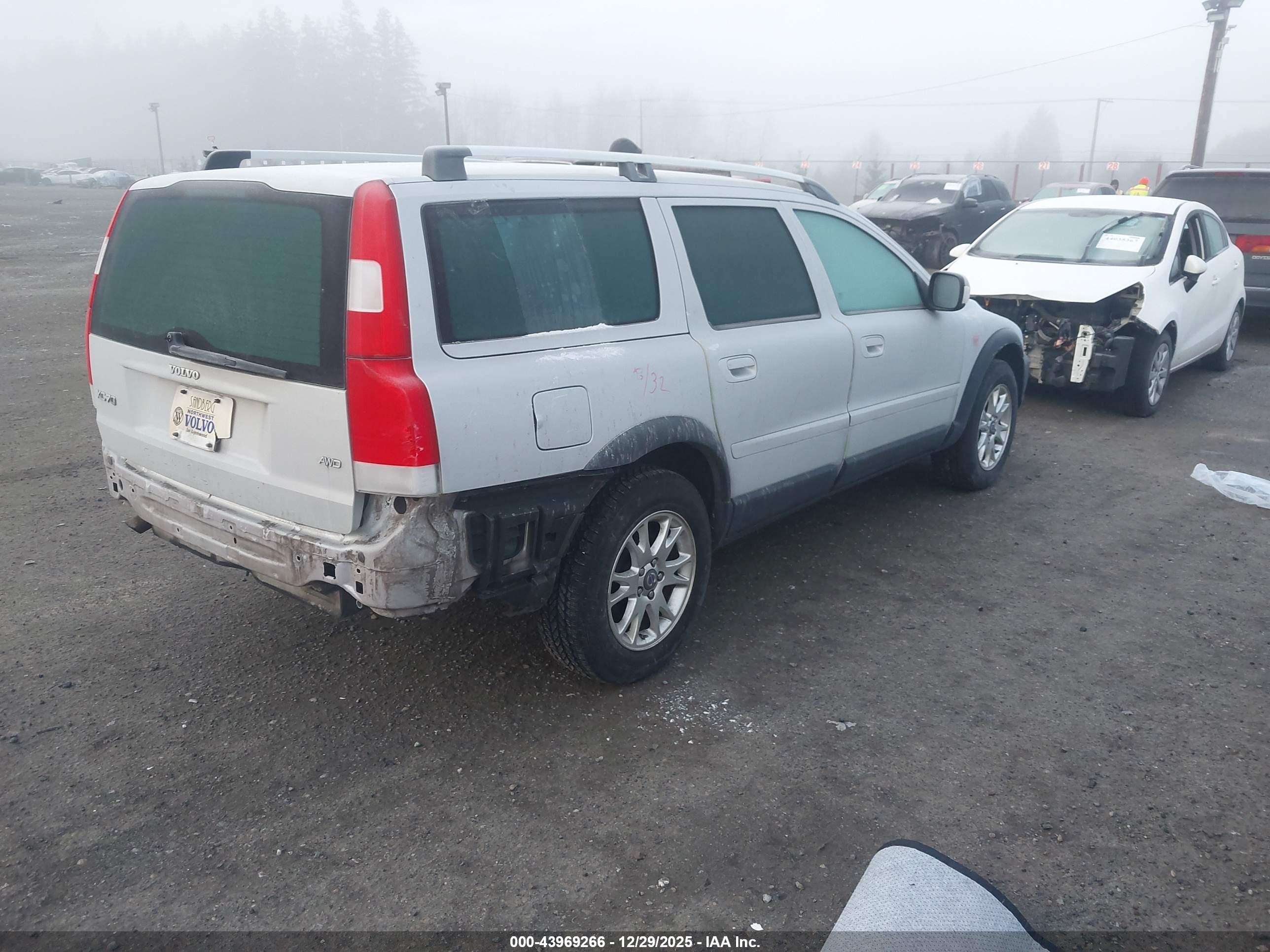 VOLVO XC70 image 4