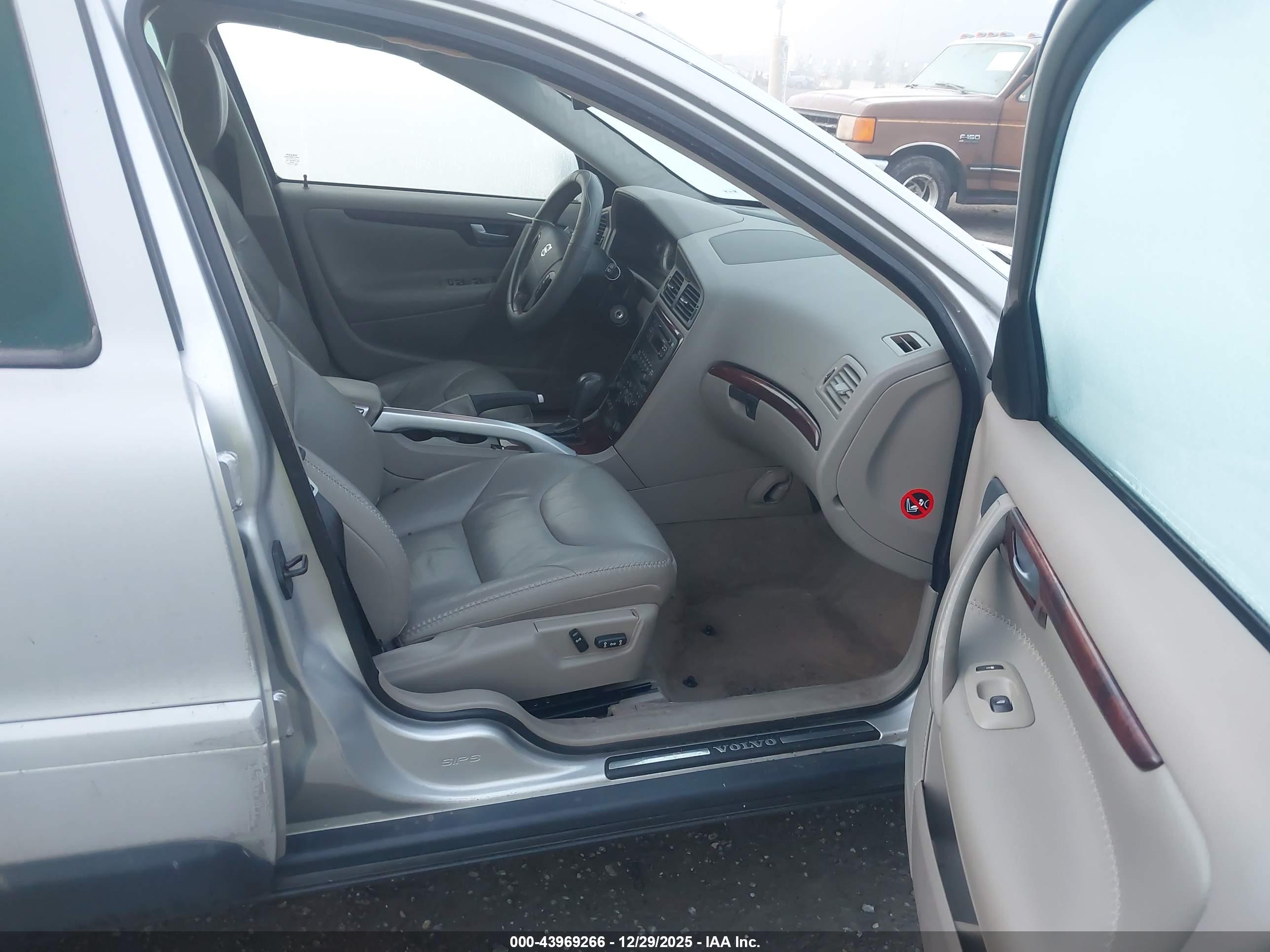 VOLVO XC70 image 5