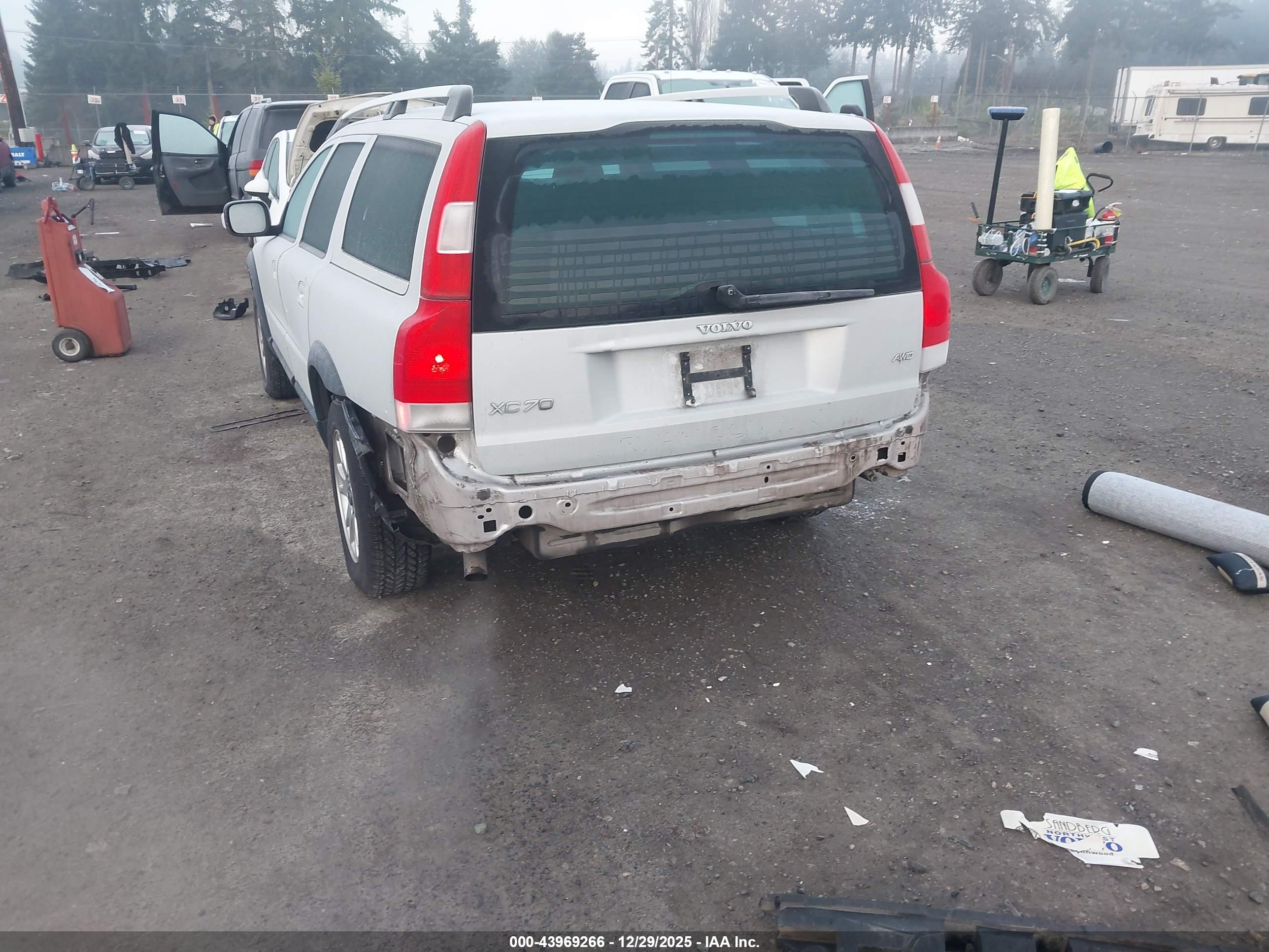 VOLVO XC70 image 6