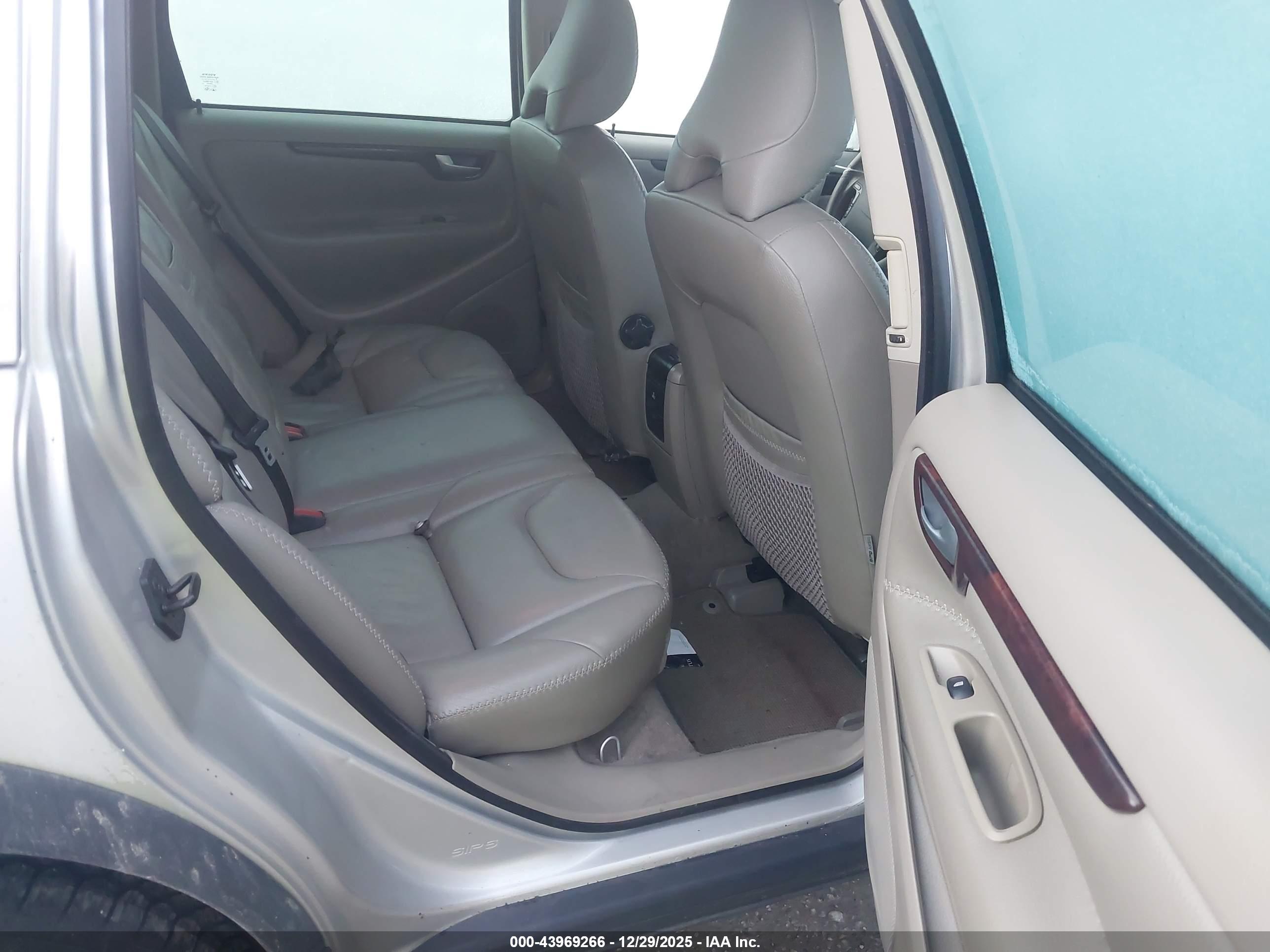 VOLVO XC70 image 8