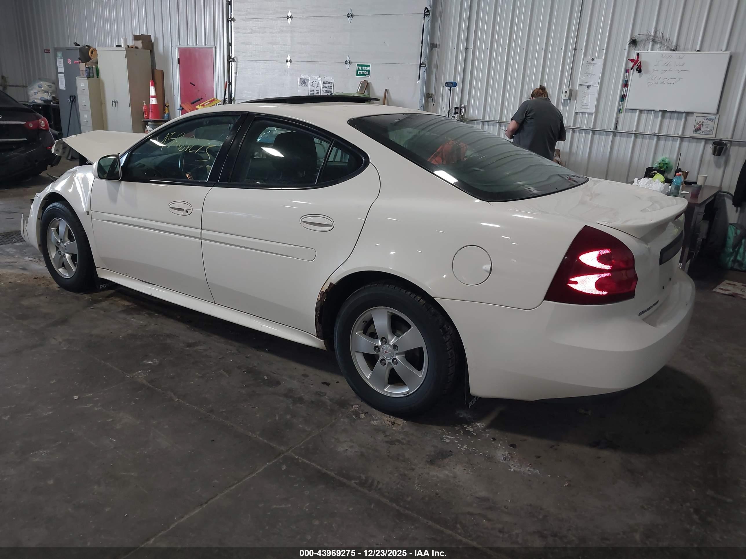 PONTIAC GRAND image 3