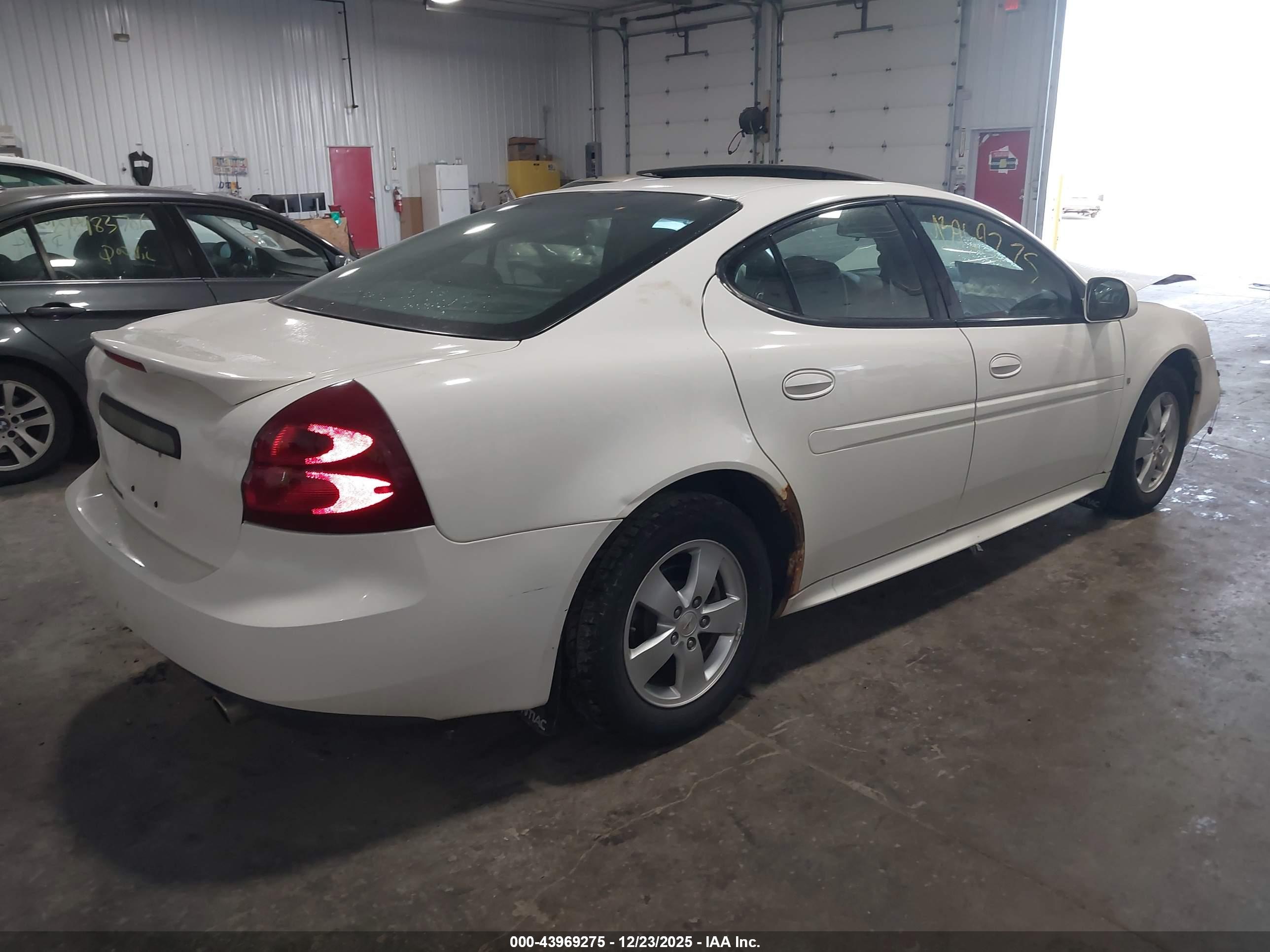 PONTIAC GRAND image 4