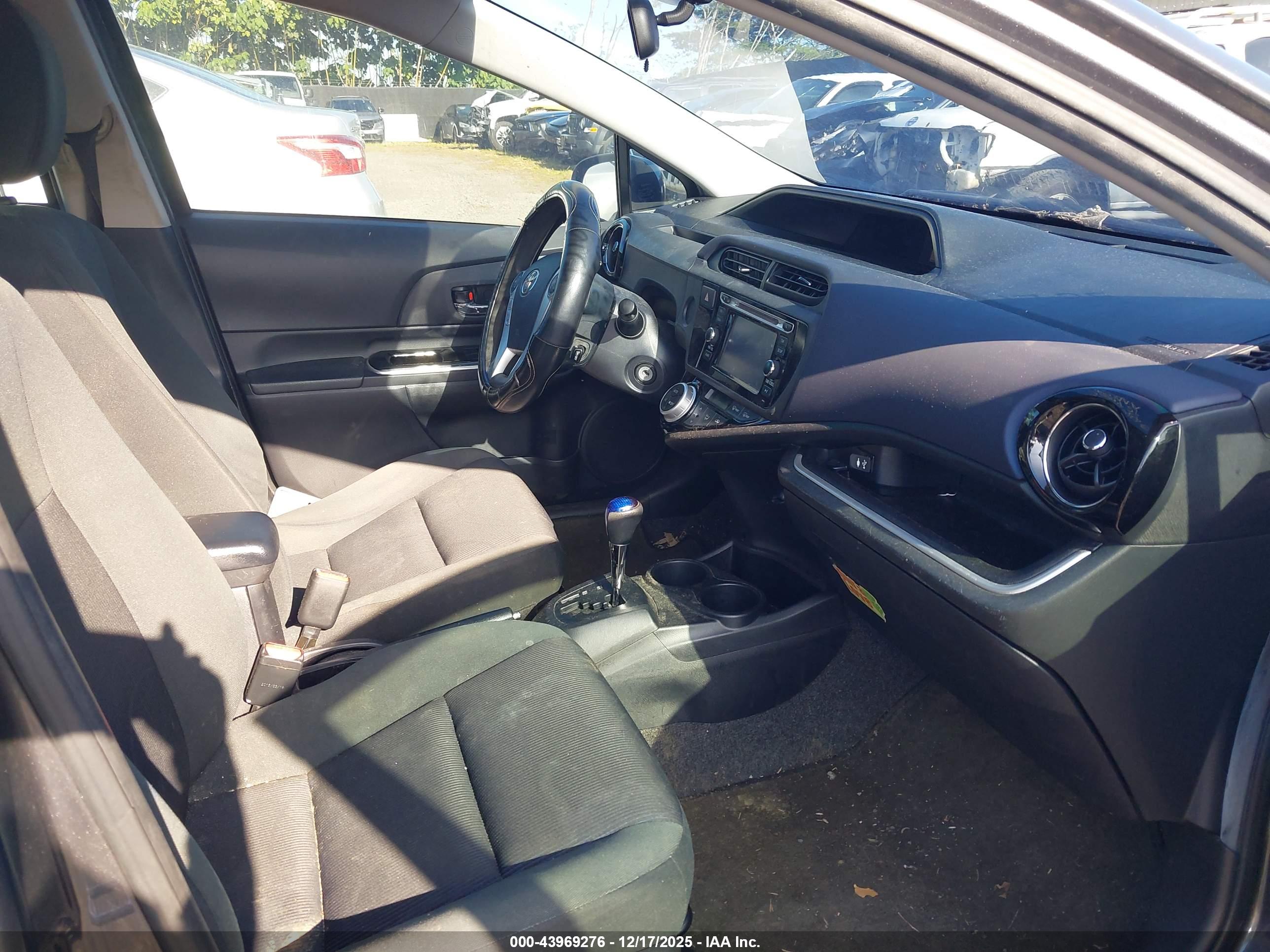 TOYOTA PRIUS image 5