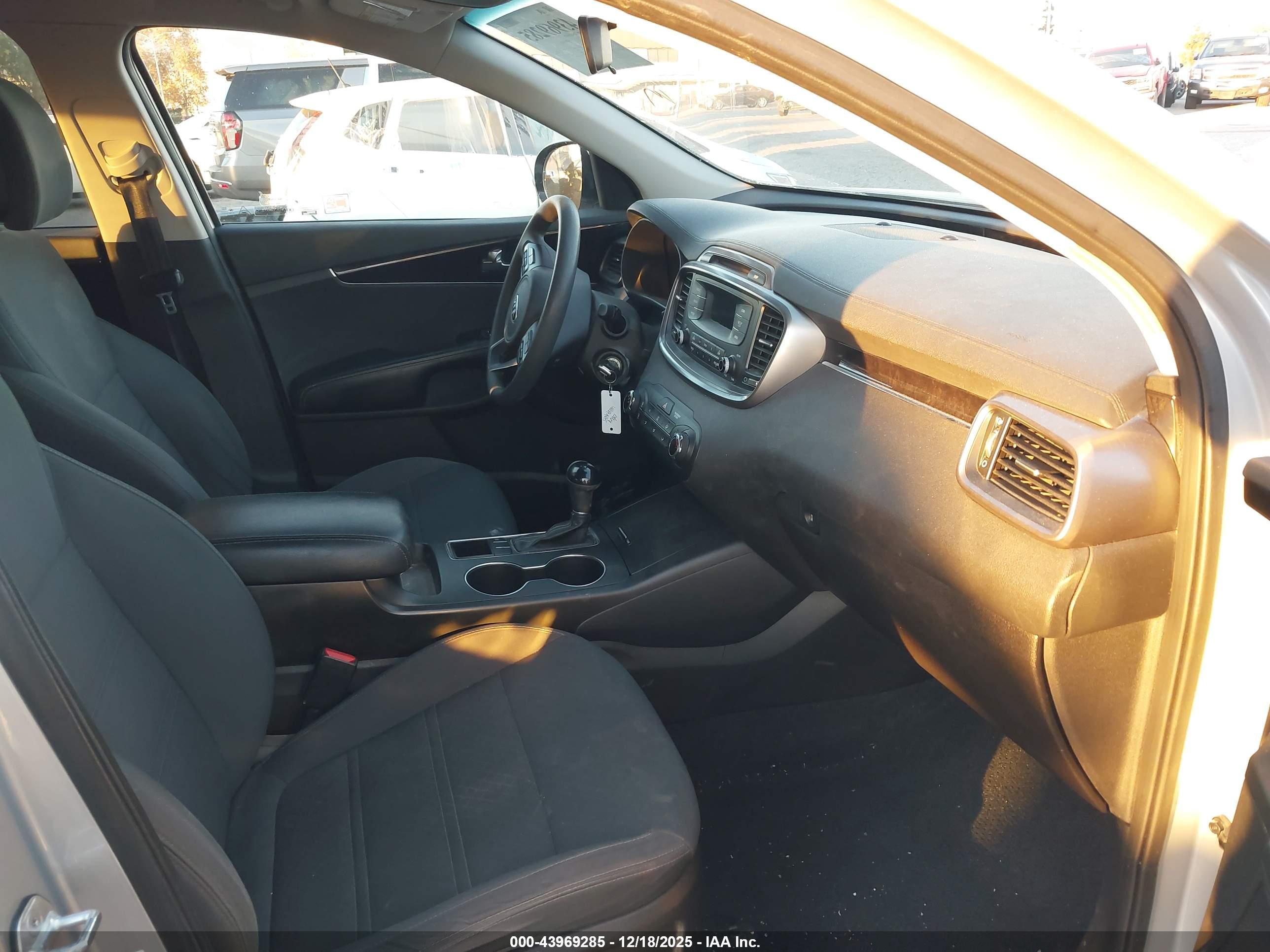 KIA SORENTO image 5