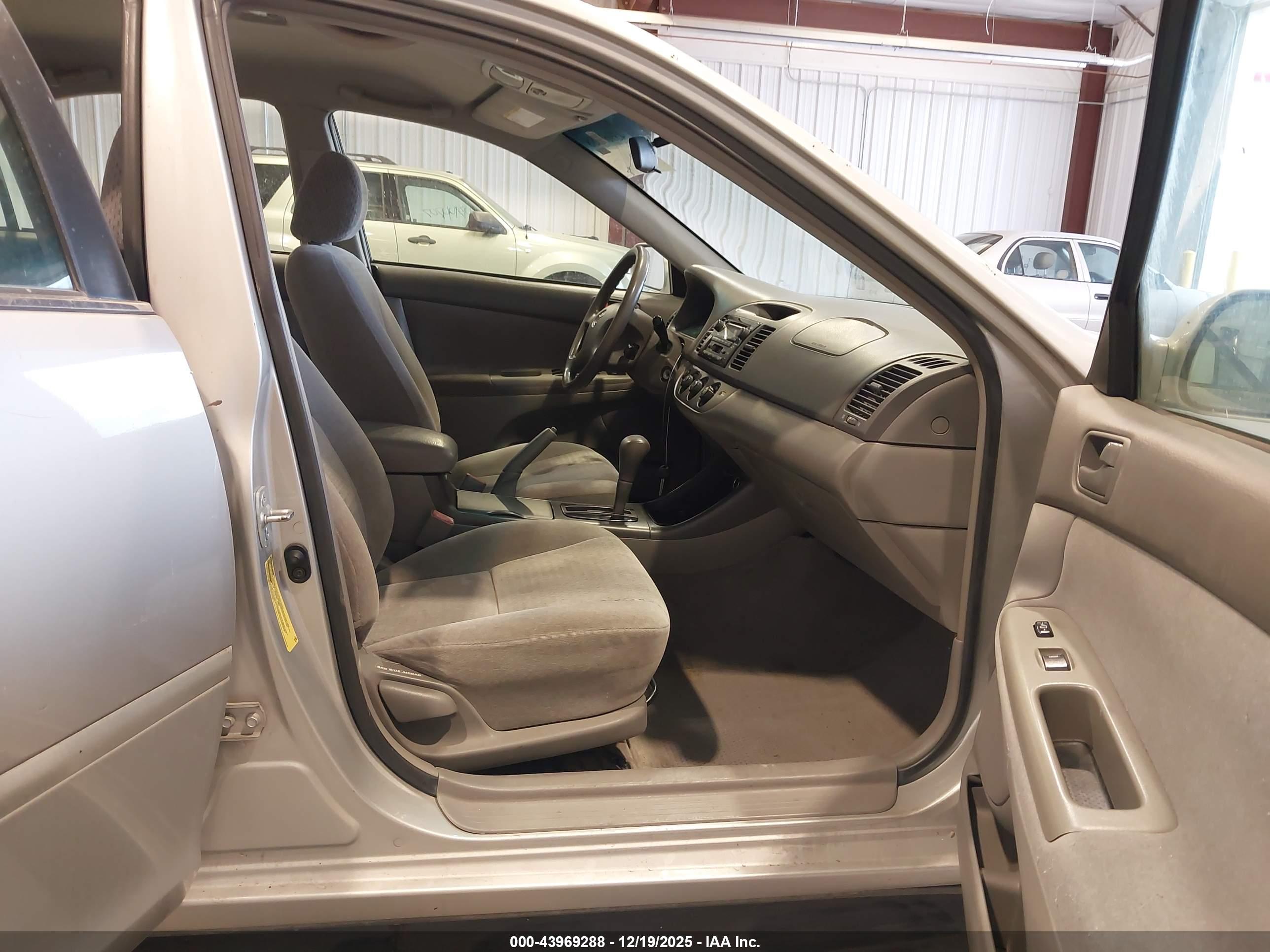 TOYOTA CAMRY image 5