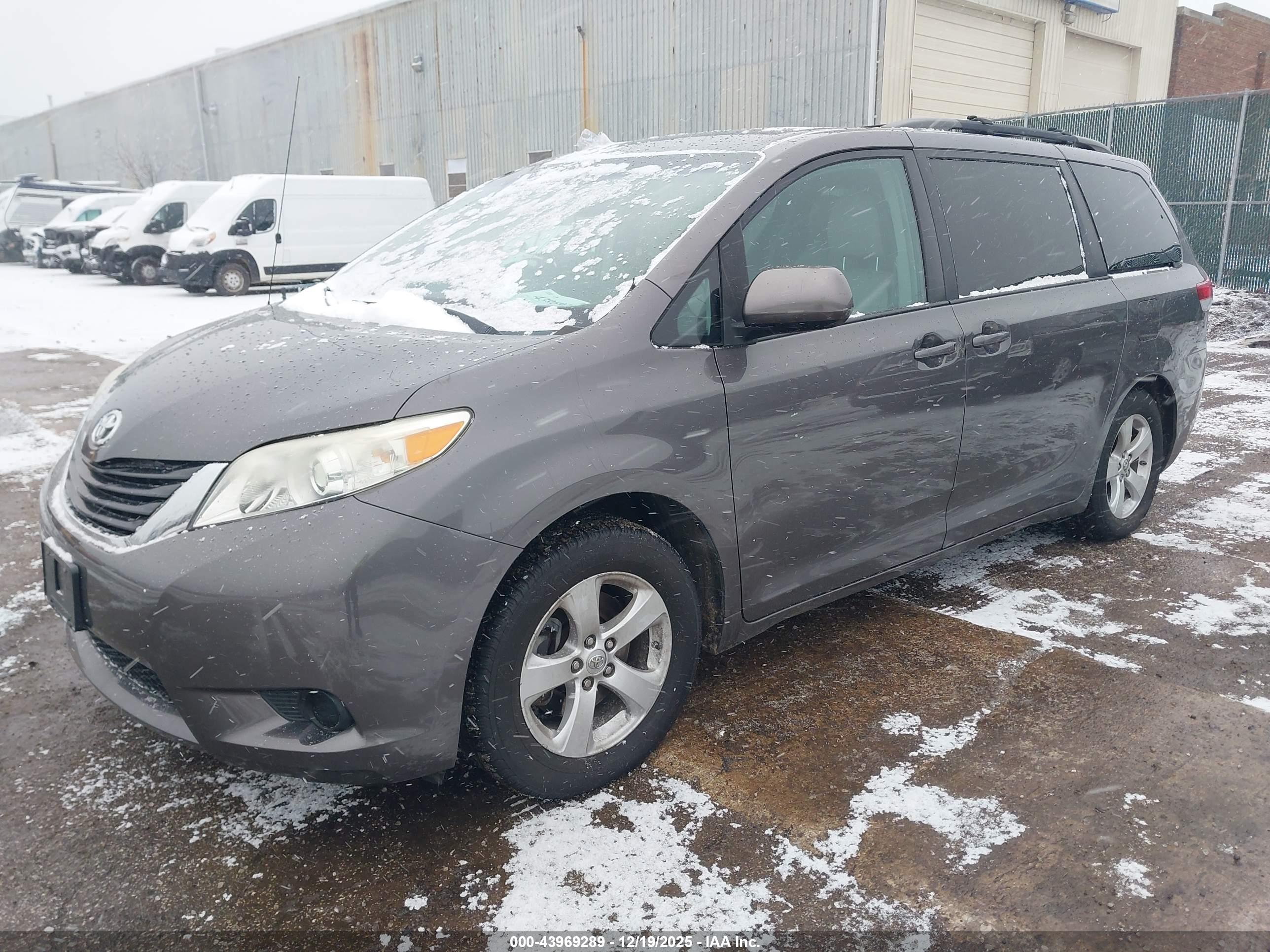 TOYOTA SIENNA image 2