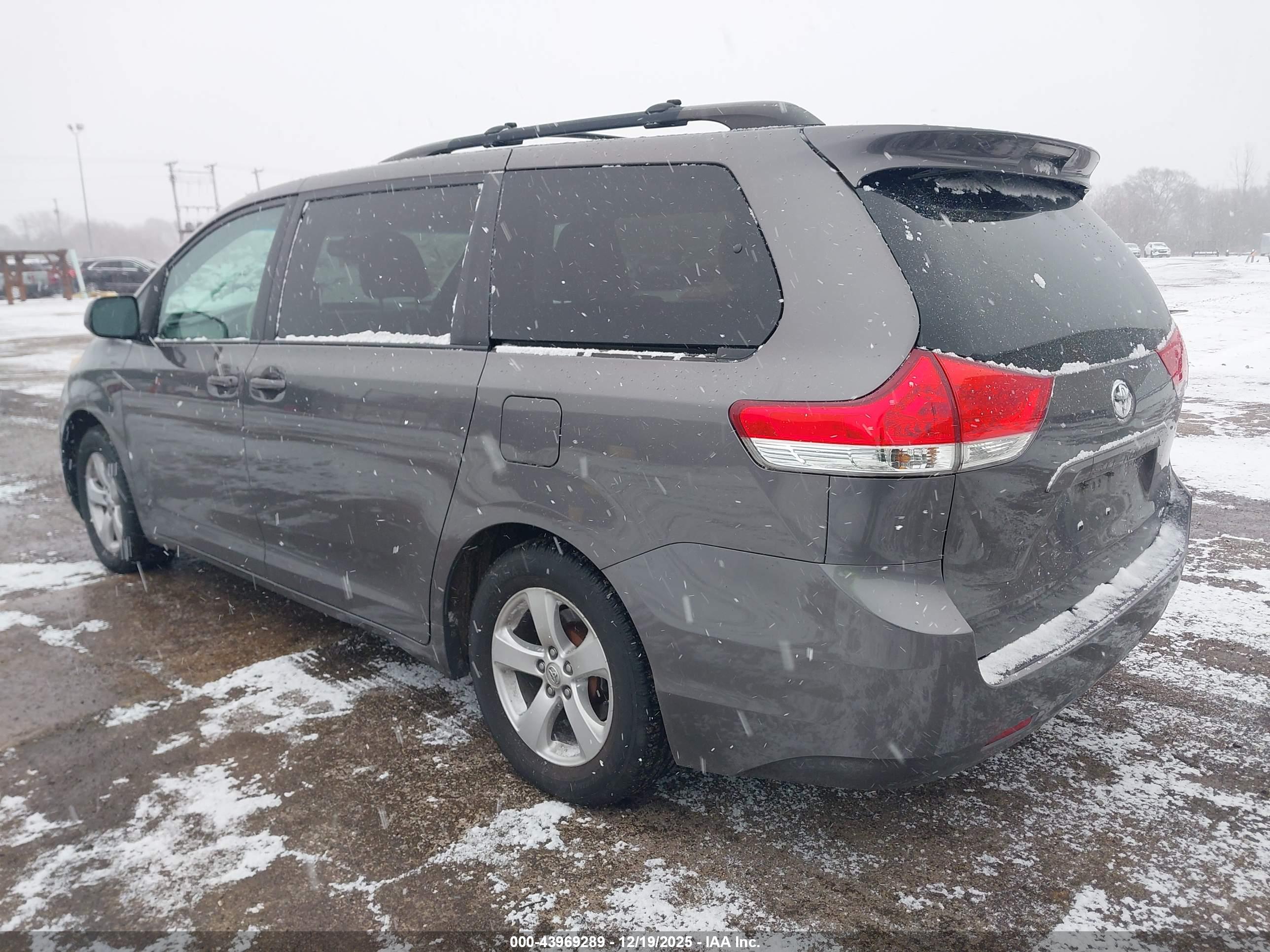 TOYOTA SIENNA image 3