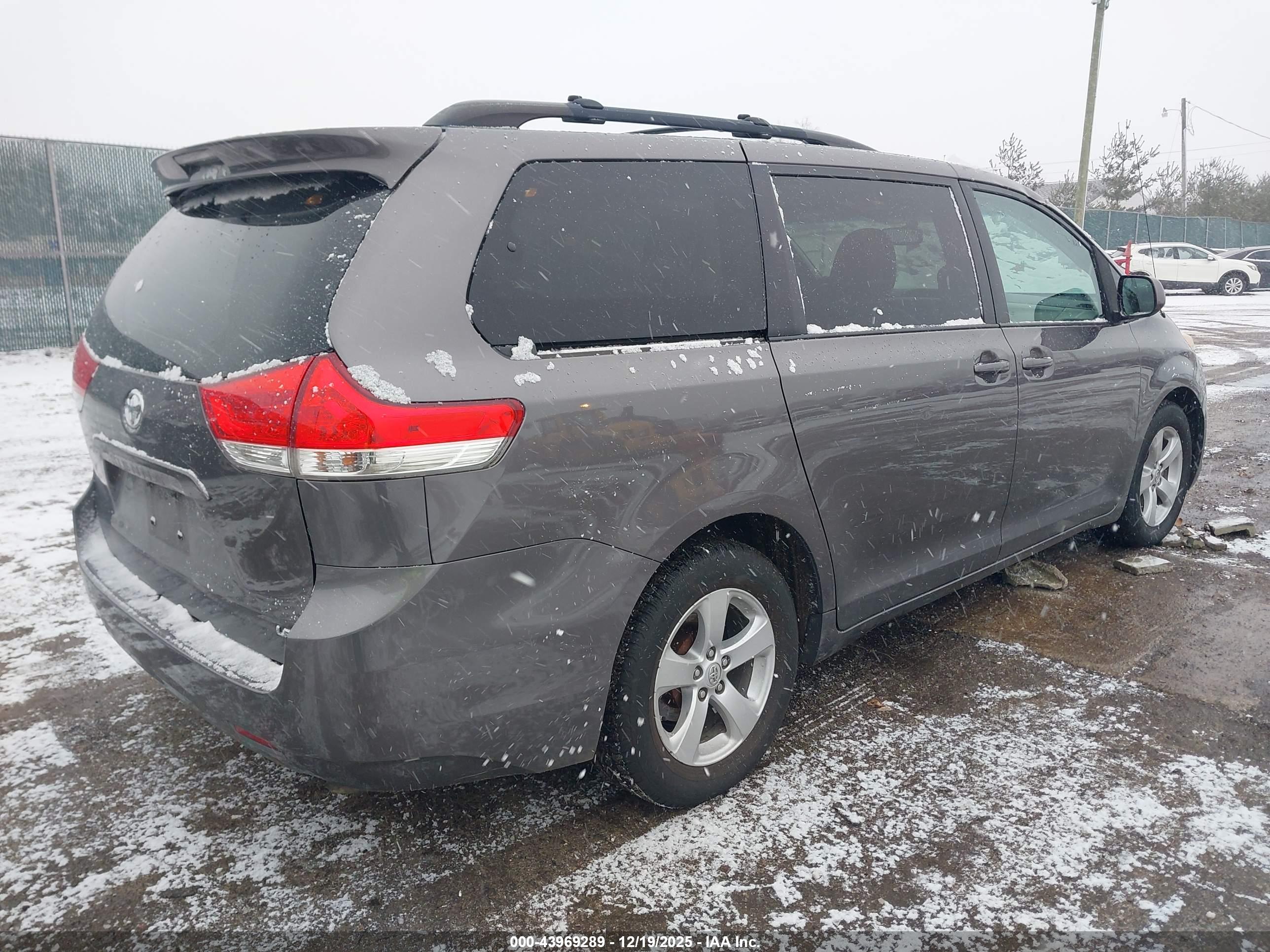 TOYOTA SIENNA image 4