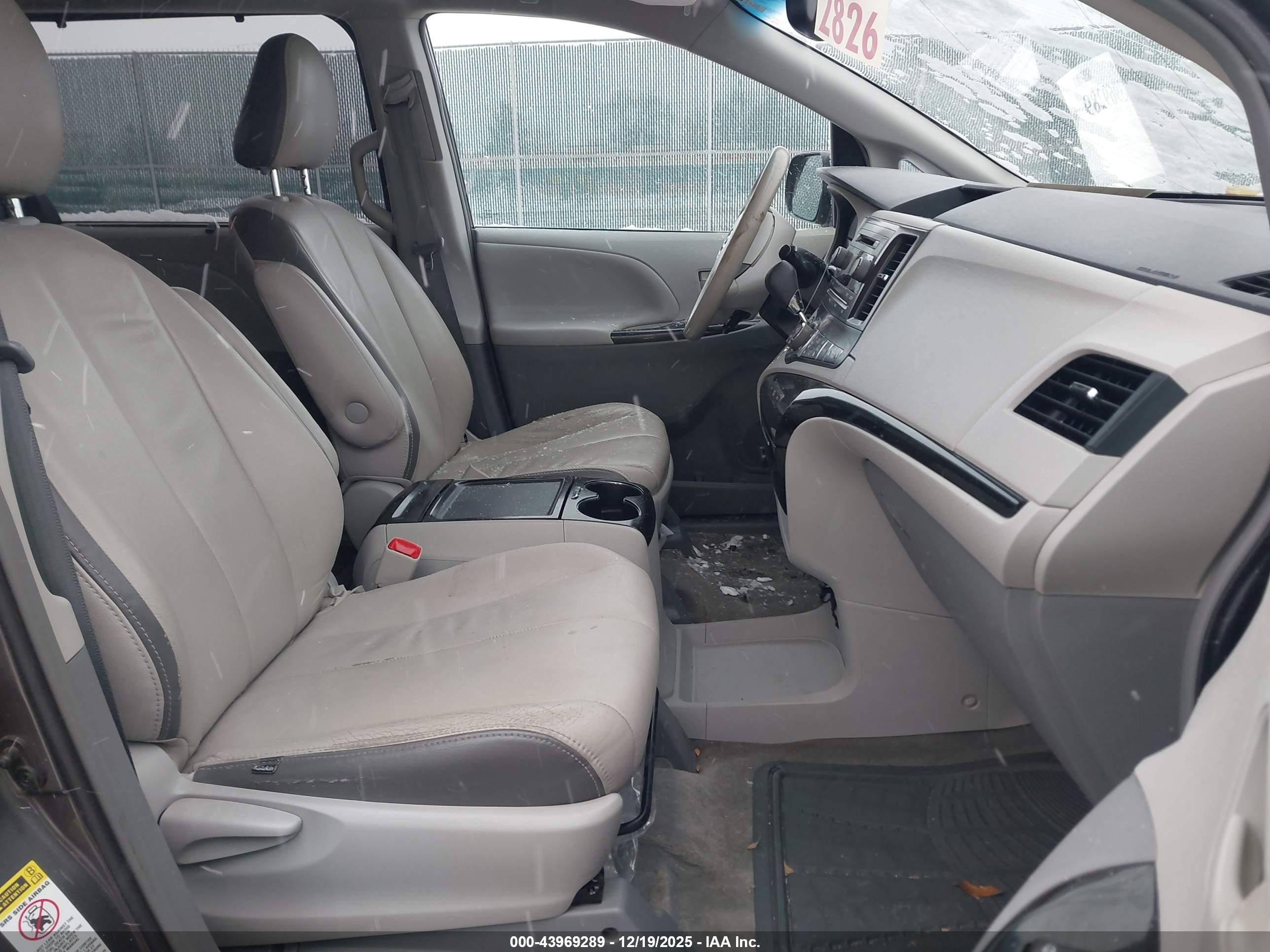 TOYOTA SIENNA image 5