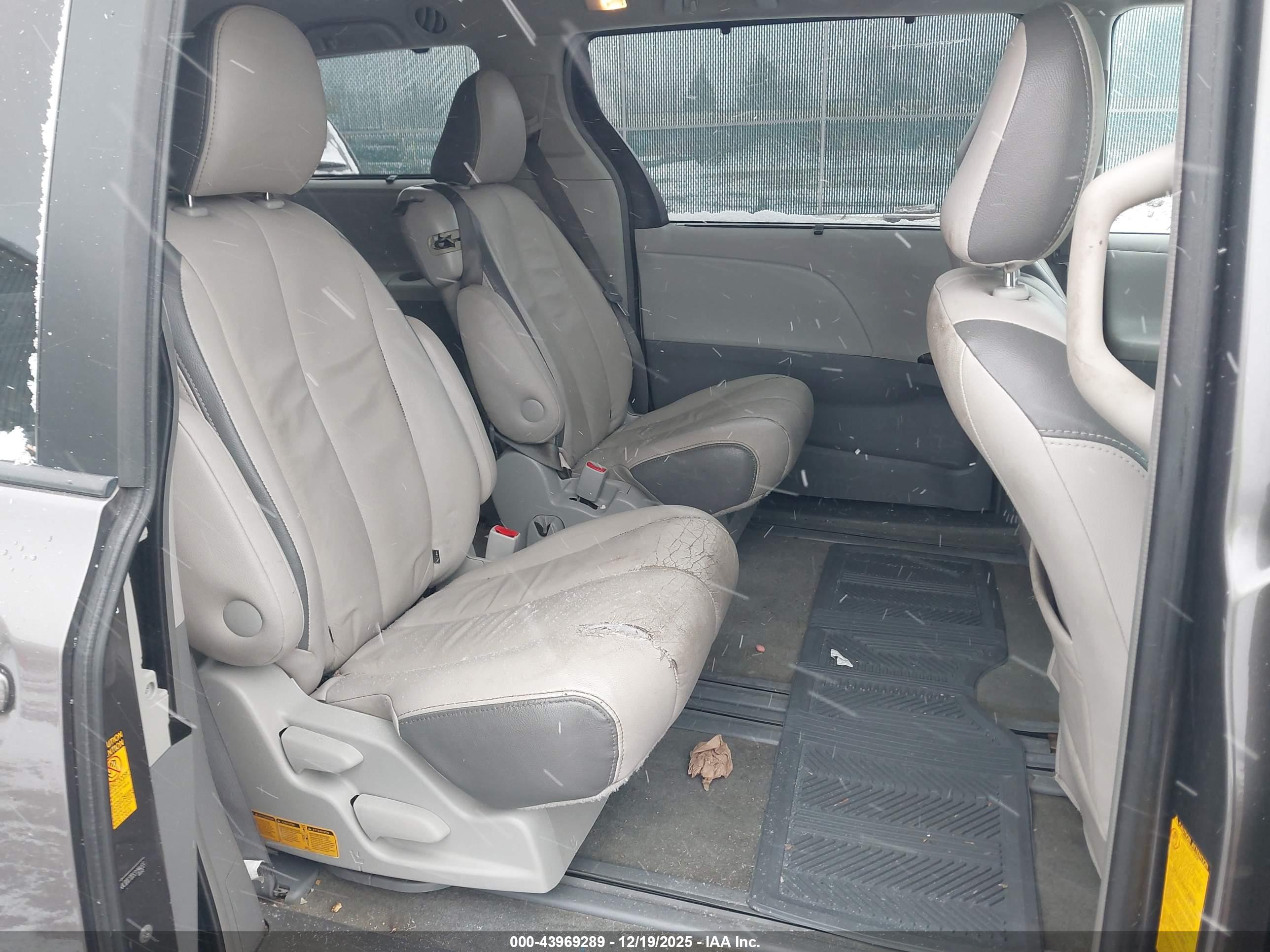 TOYOTA SIENNA image 8