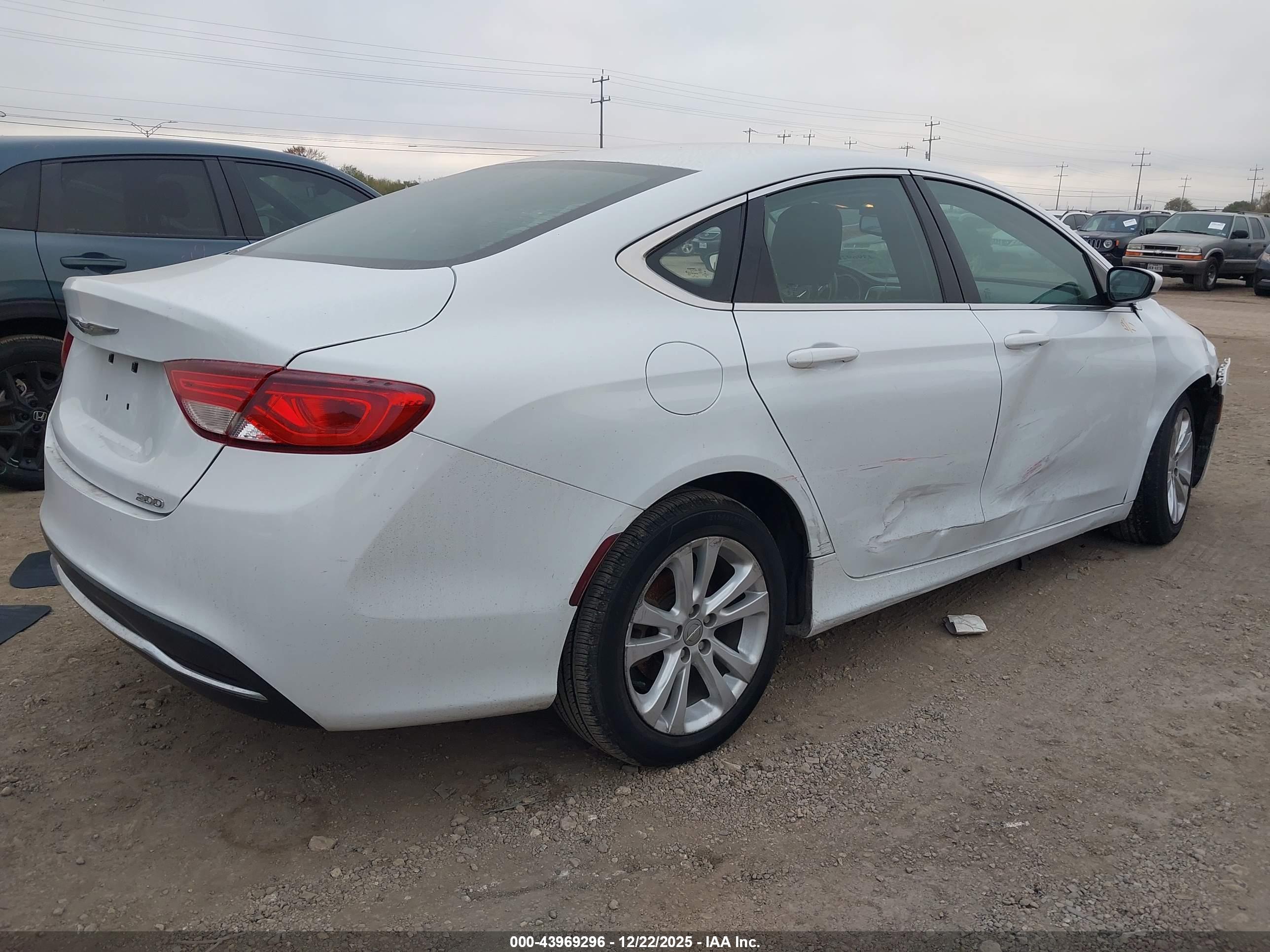 CHRYSLER 200 image 4