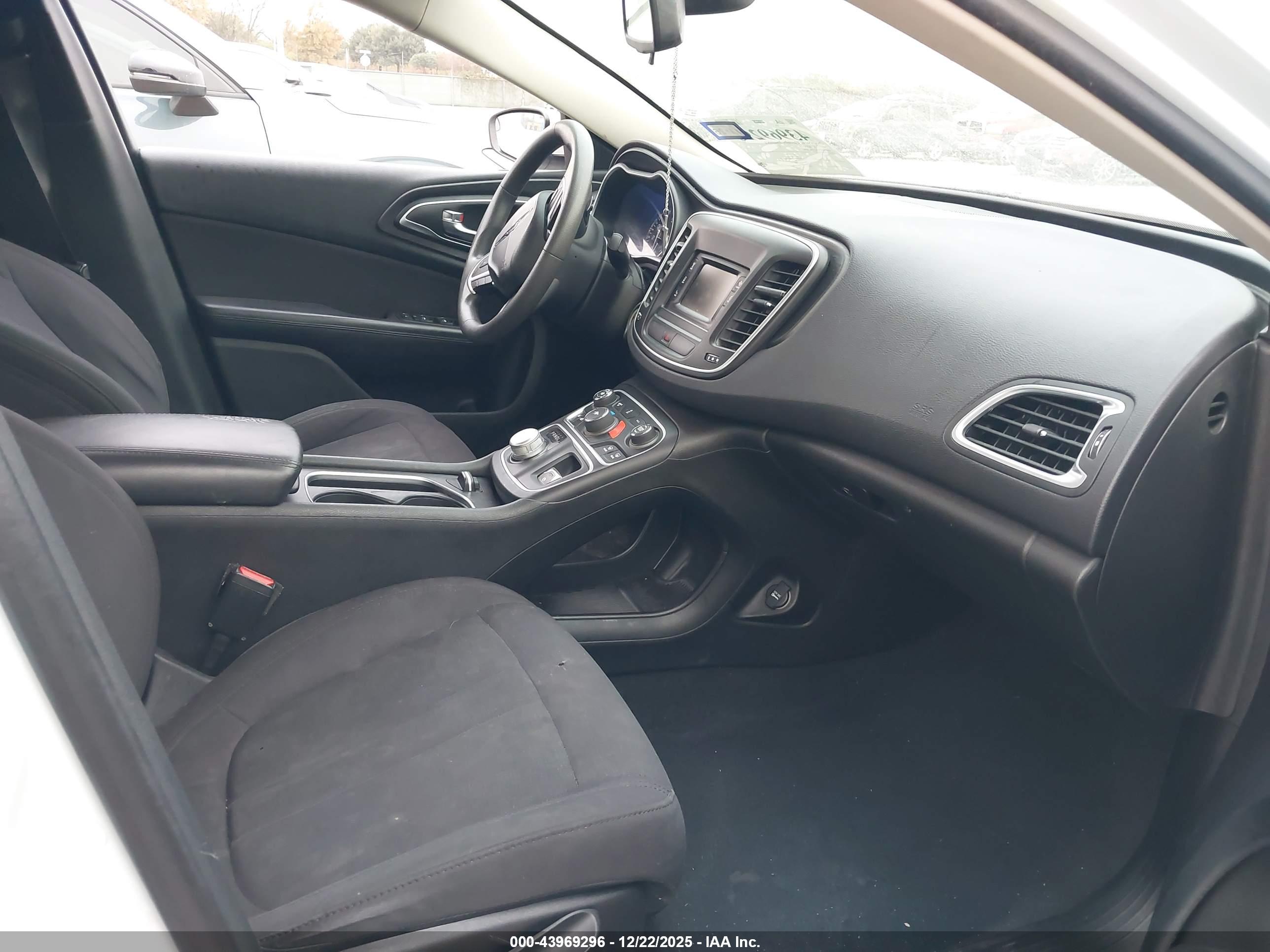 CHRYSLER 200 image 5