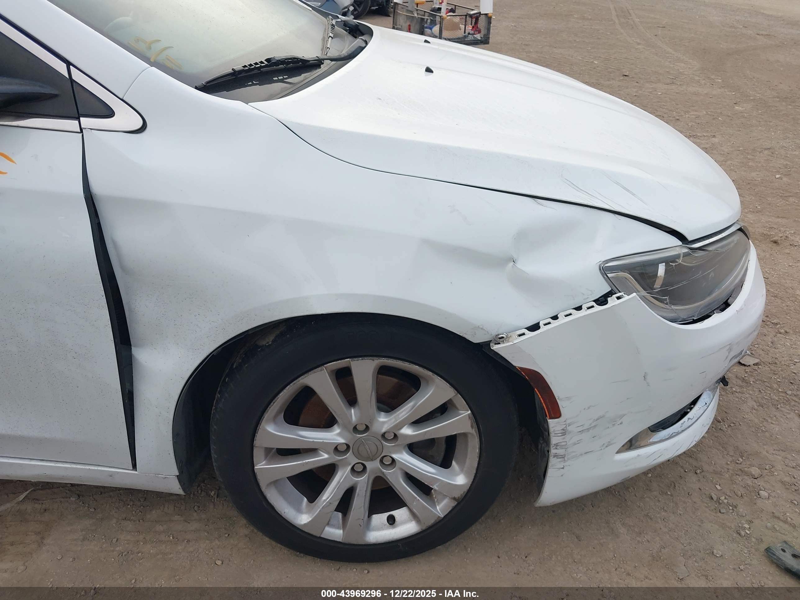 CHRYSLER 200 image 6