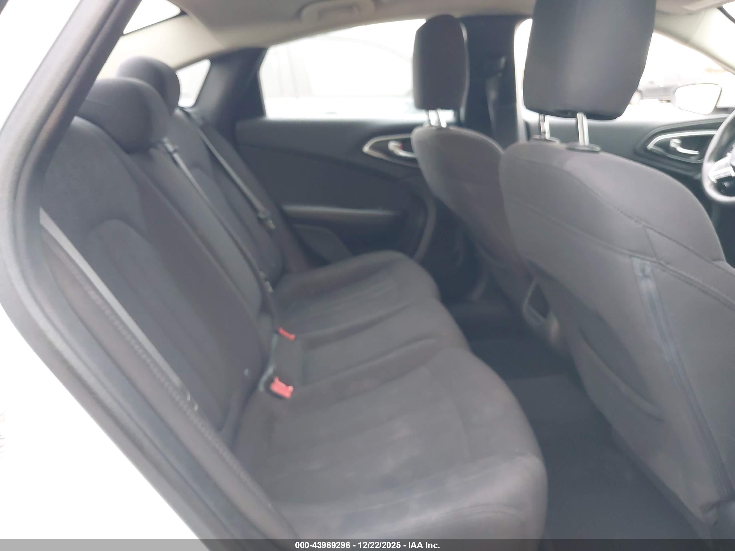 CHRYSLER 200 image 8