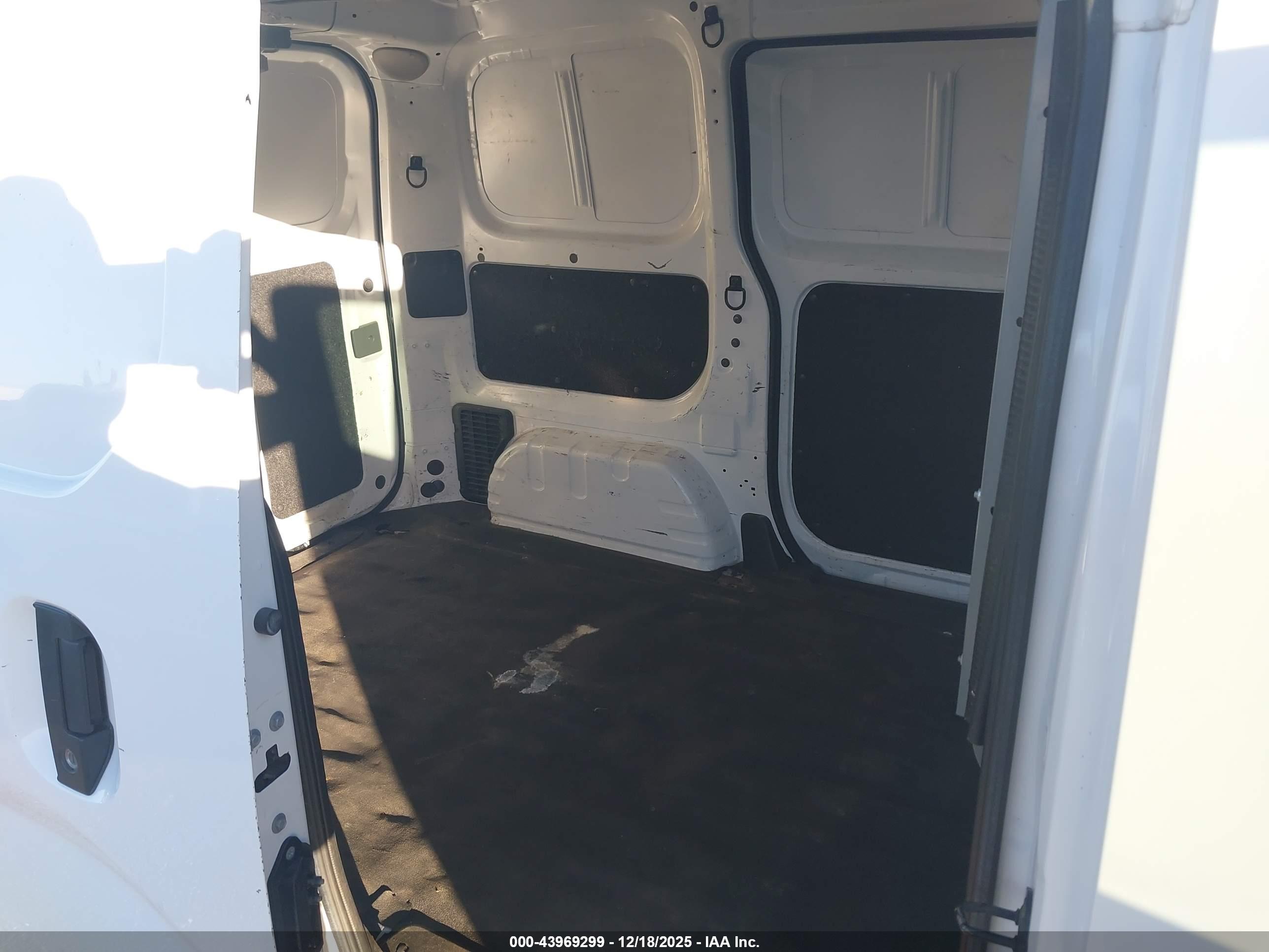 NISSAN NV200 image 8