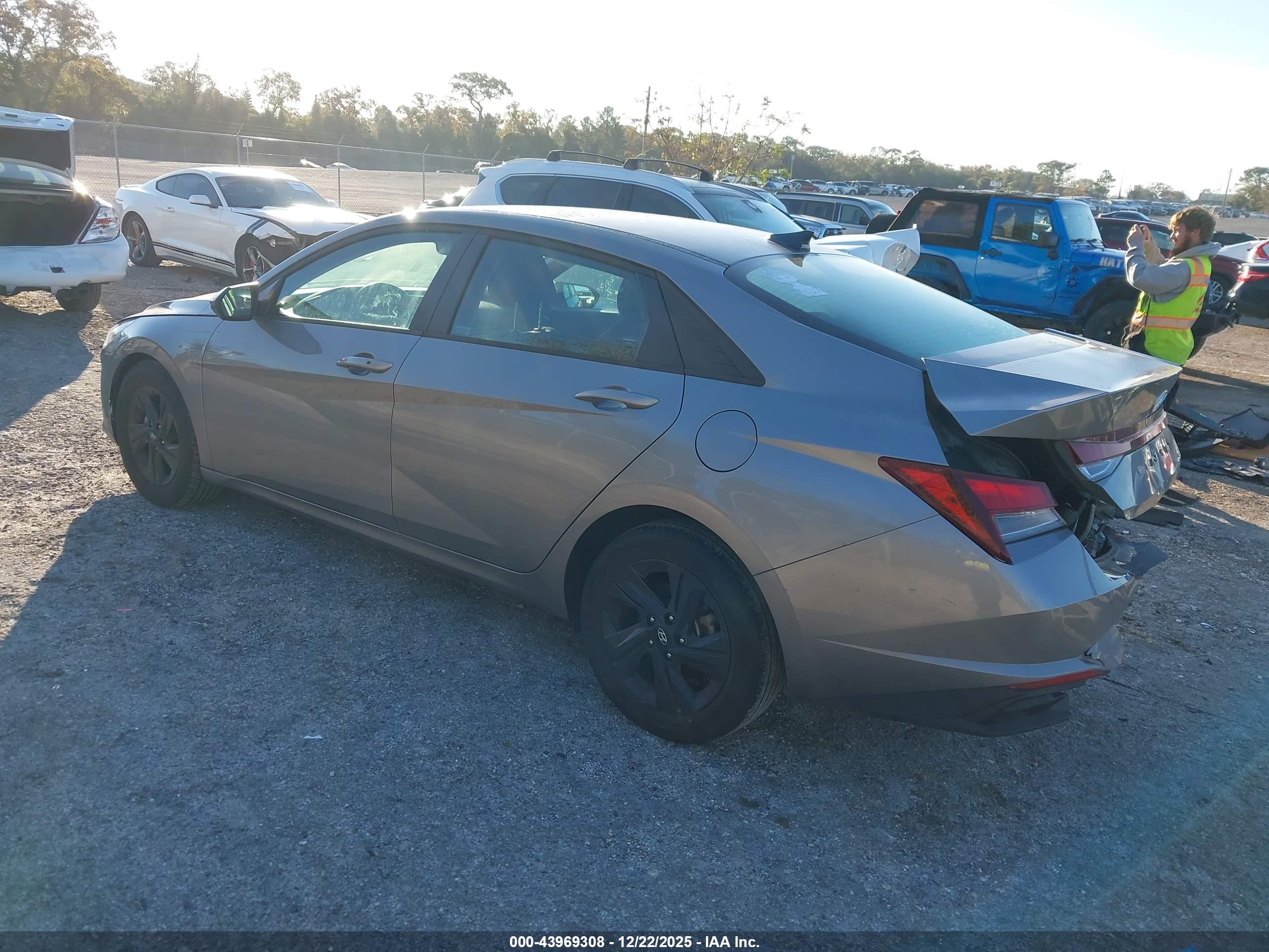 HYUNDAI ELANTRA image 3
