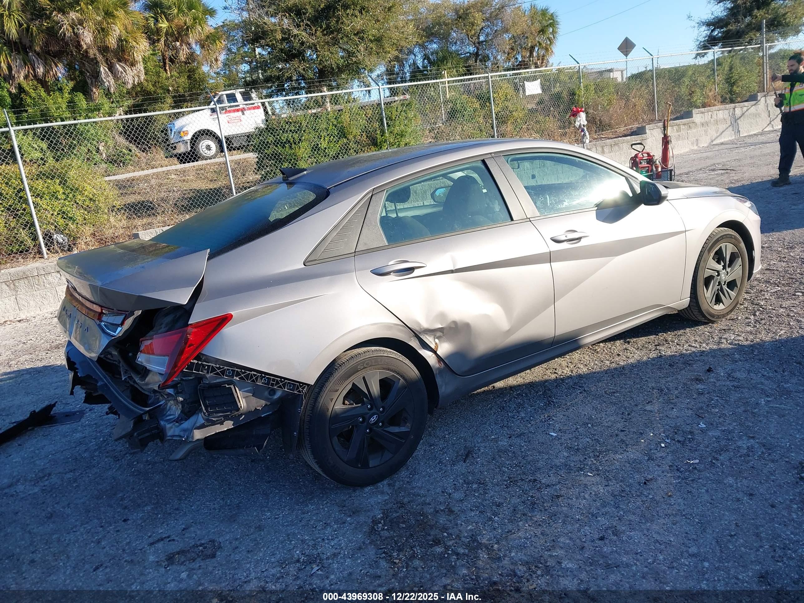 HYUNDAI ELANTRA image 4